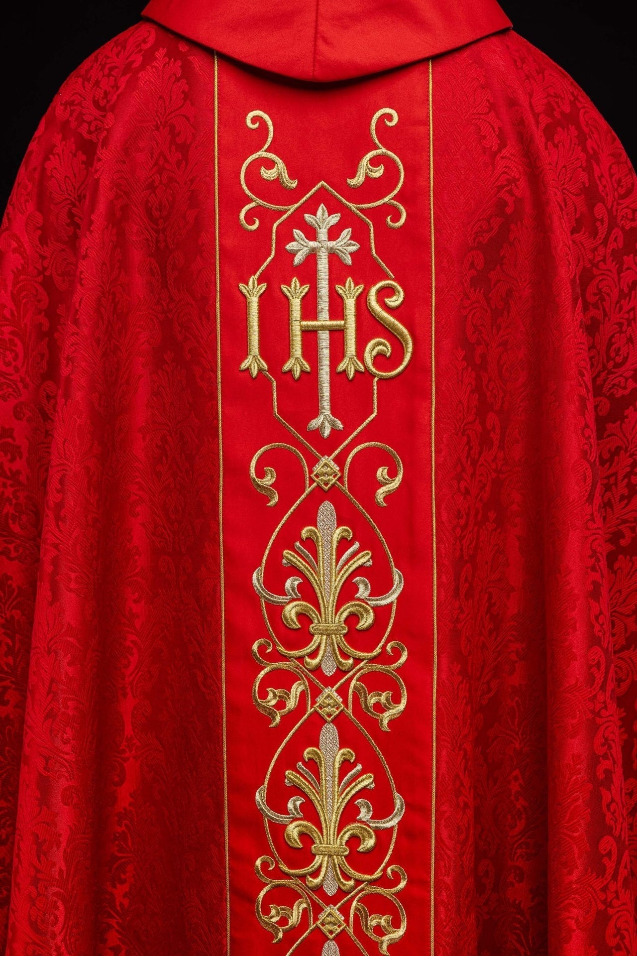 Ornat Liturgiczny IHS Czerwony Haftowany - Elegancki Zdobiony Materiał - alba.pl