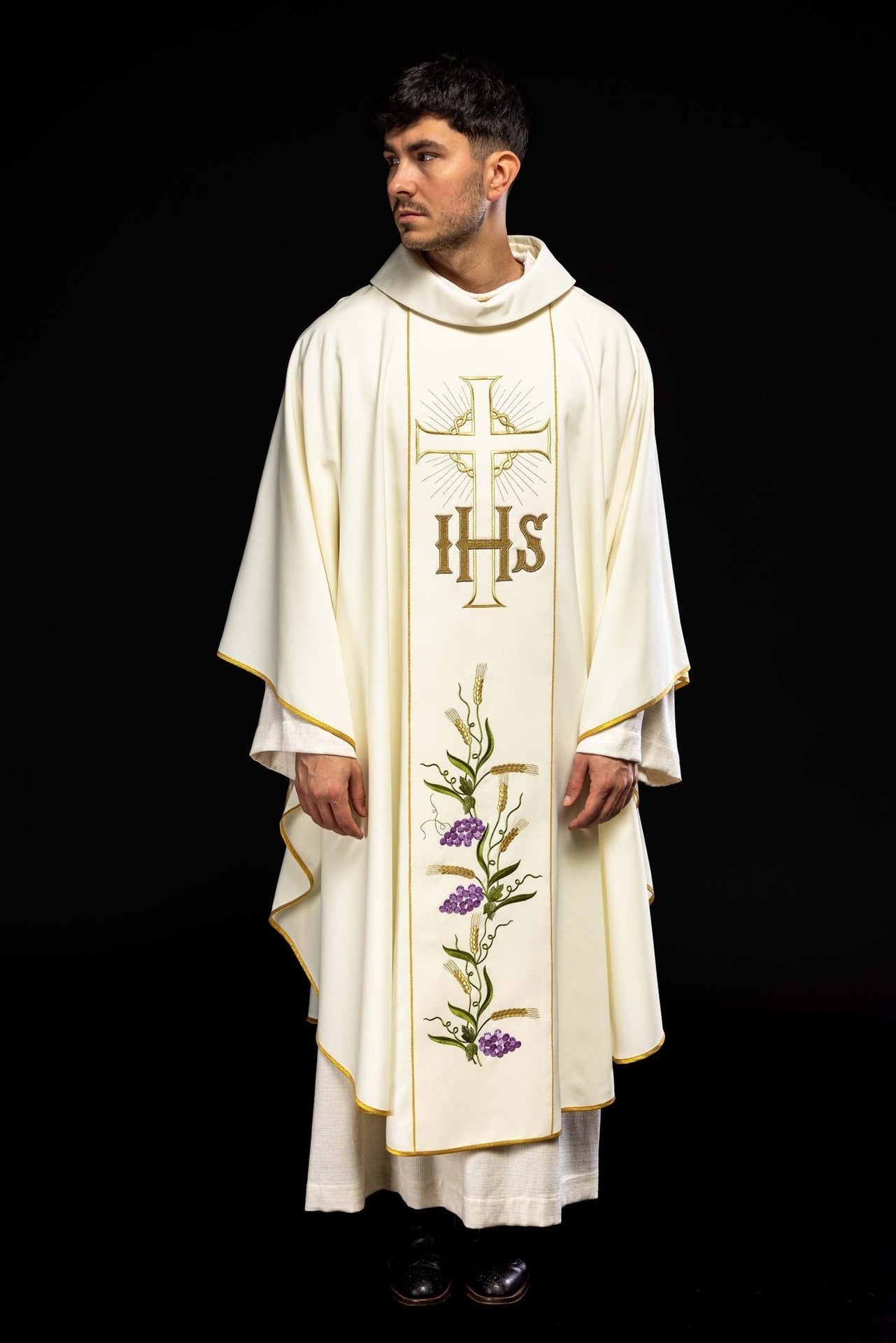 Ornat Liturgiczny IHS z Motywem Winogron i Złotą Lamówką - alba.pl