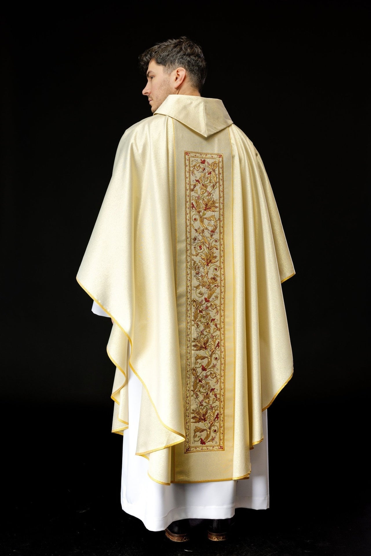 Ornat Liturgiczny IHS Złoty Haft - Elegancka Szata Mszy Świętej - alba.pl
