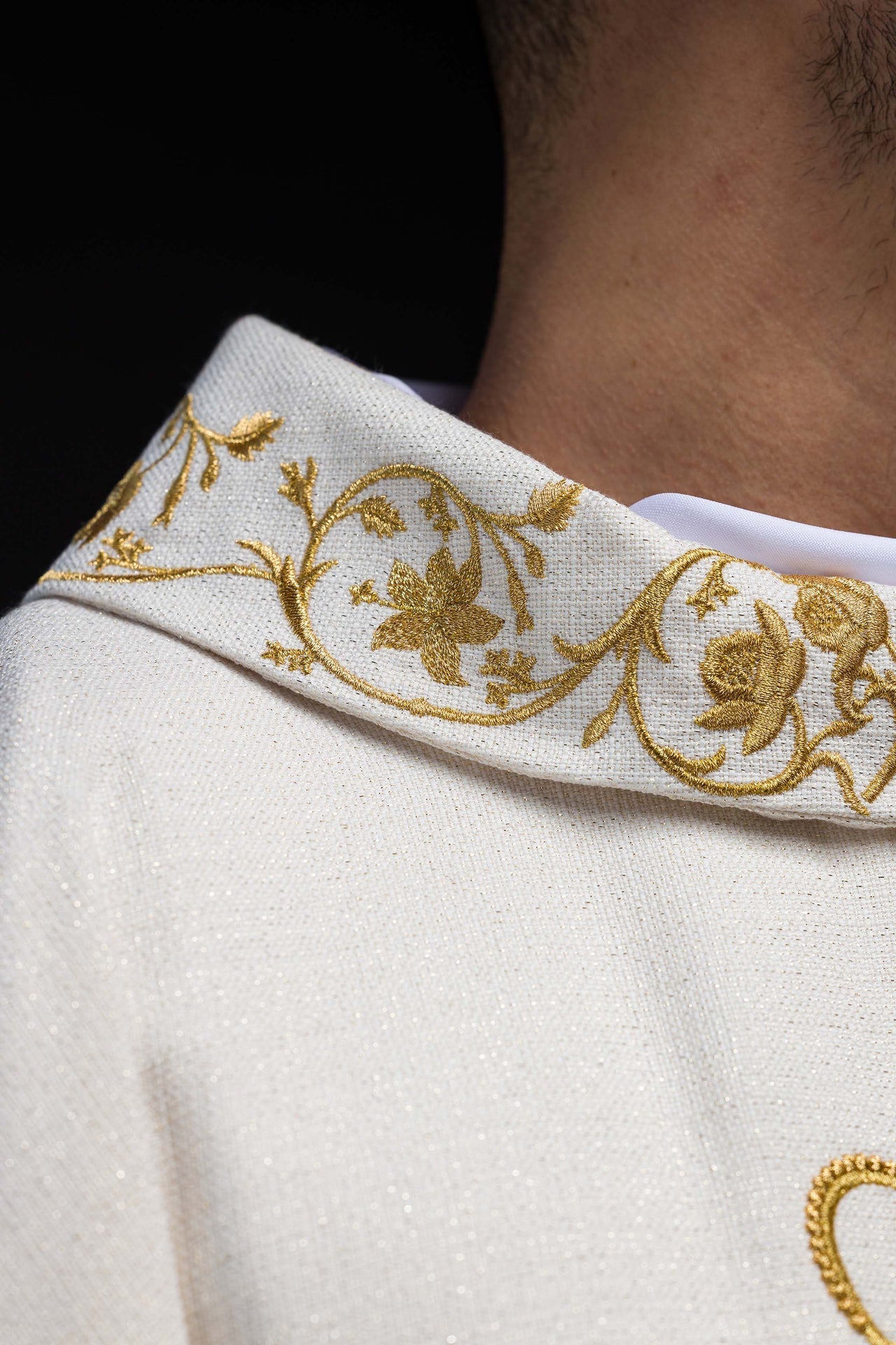 Ornat Liturgiczny Maryjny z Haftowanym Herbem i Złotą Koroną - alba.pl