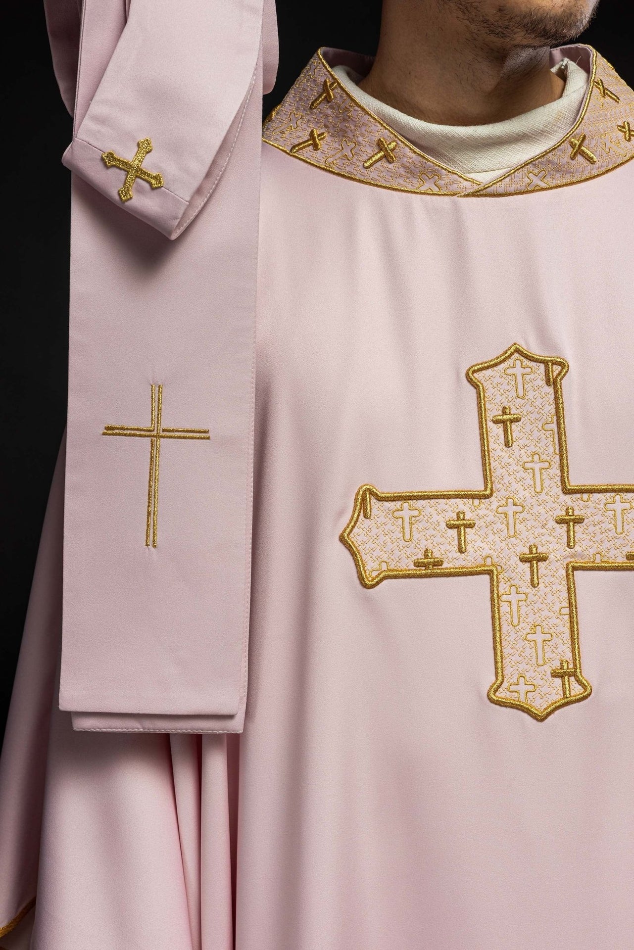 Ornat Liturgiczny Różowy z Haftowanym Krzyżem i Stułą - alba.pl
