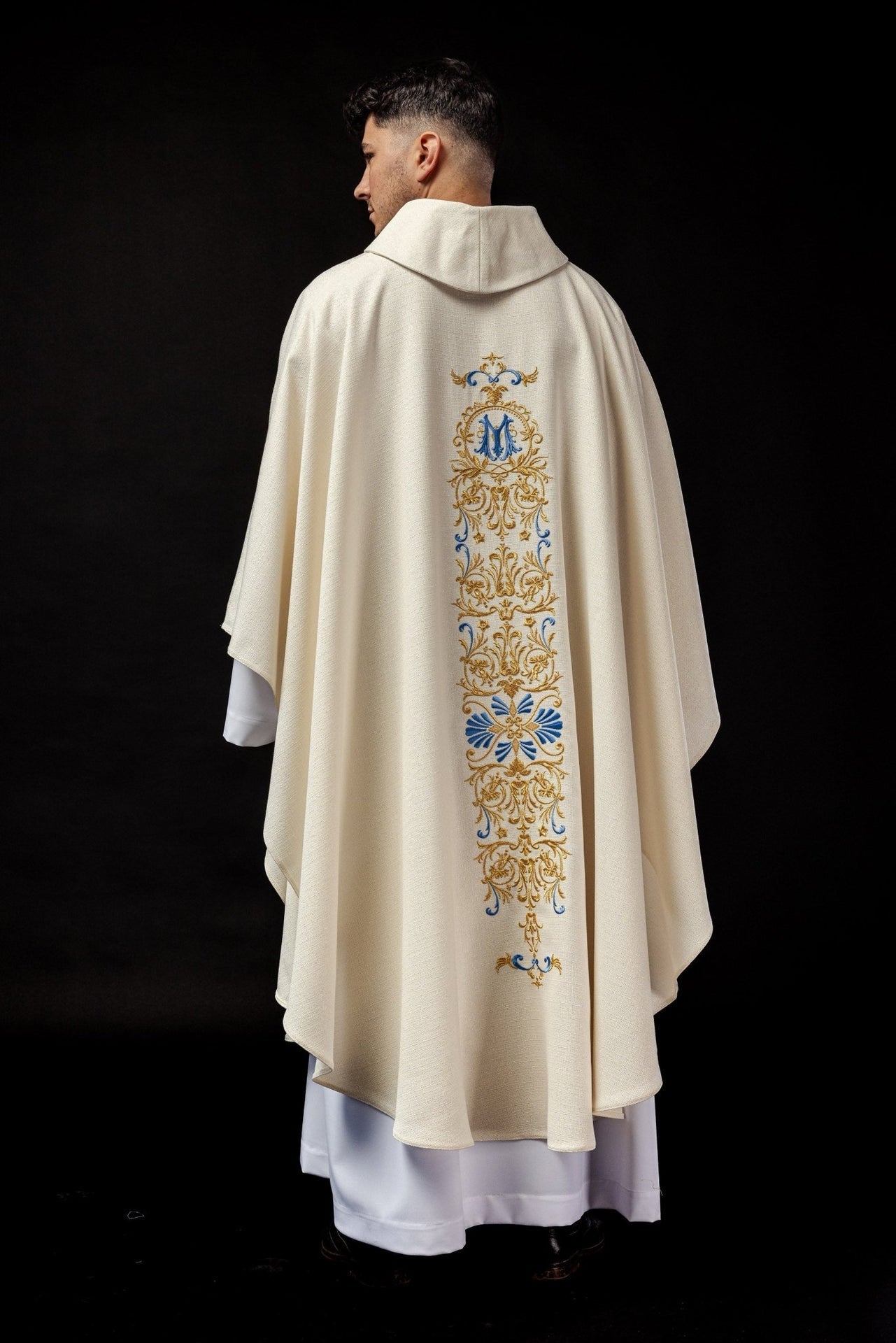 Ornat Liturgiczny z Błyszczącej Tkaniny Haftowany Złotą Nicią - alba.pl