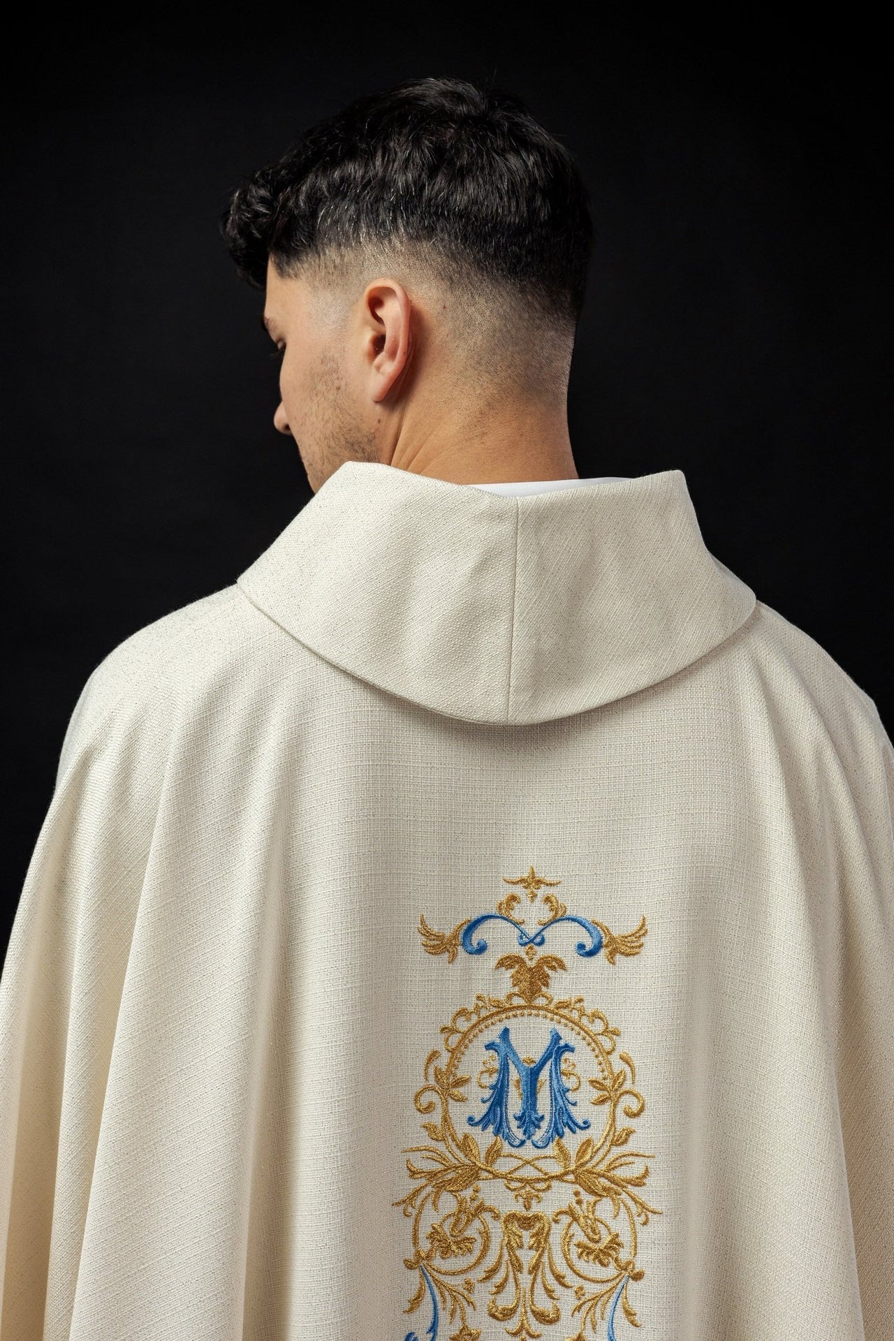 Ornat Liturgiczny z Błyszczącej Tkaniny Haftowany Złotą Nicią - alba.pl