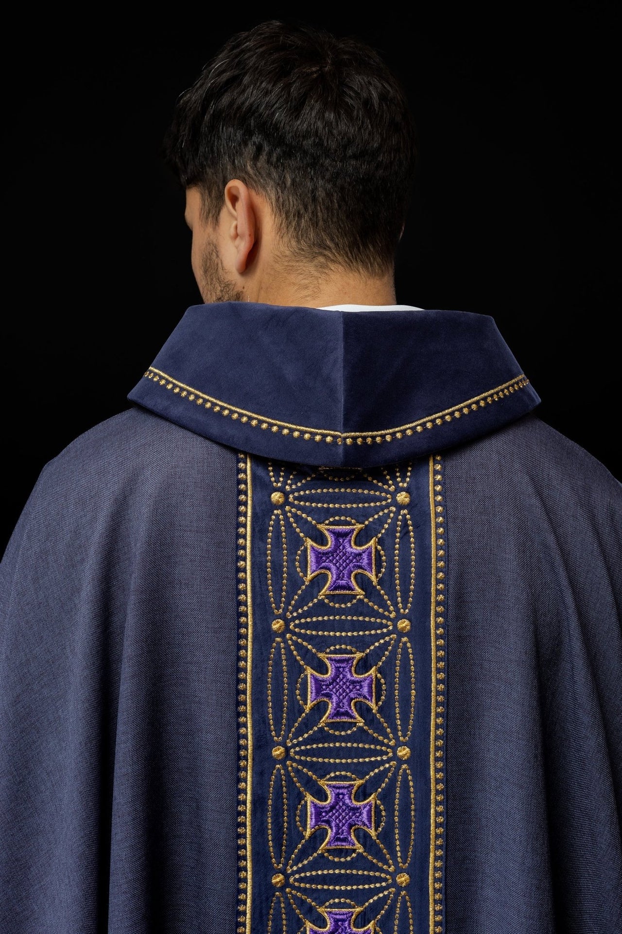 Ornat liturgiczny z bogato zdobionym pasem w krzyże w kolorze fioletowym