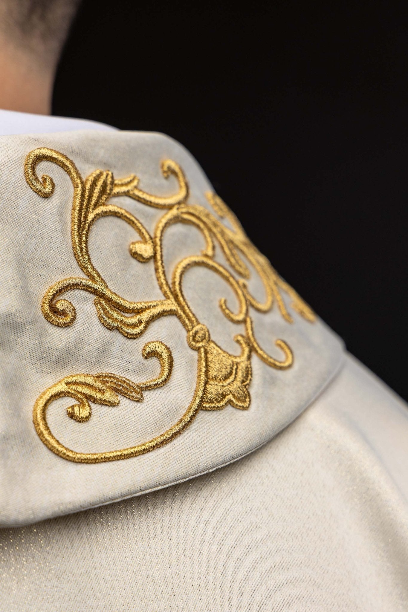 Ornat liturgiczny z haftowanym symbolem Maryjnym - alba.pl