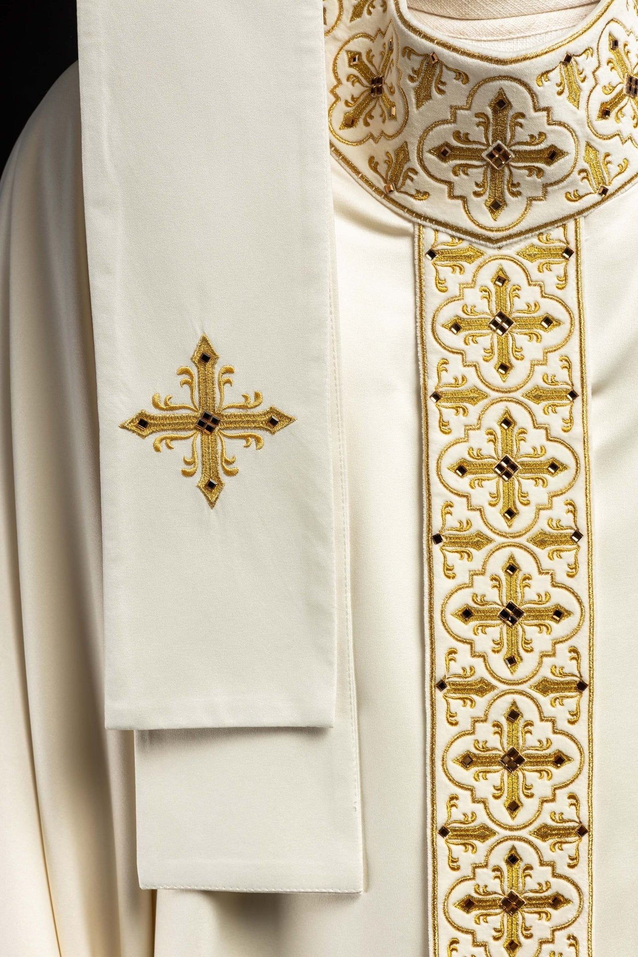 Ornat Liturgiczny Zdobiony Kamieniami i Złotym Haftem - alba.pl