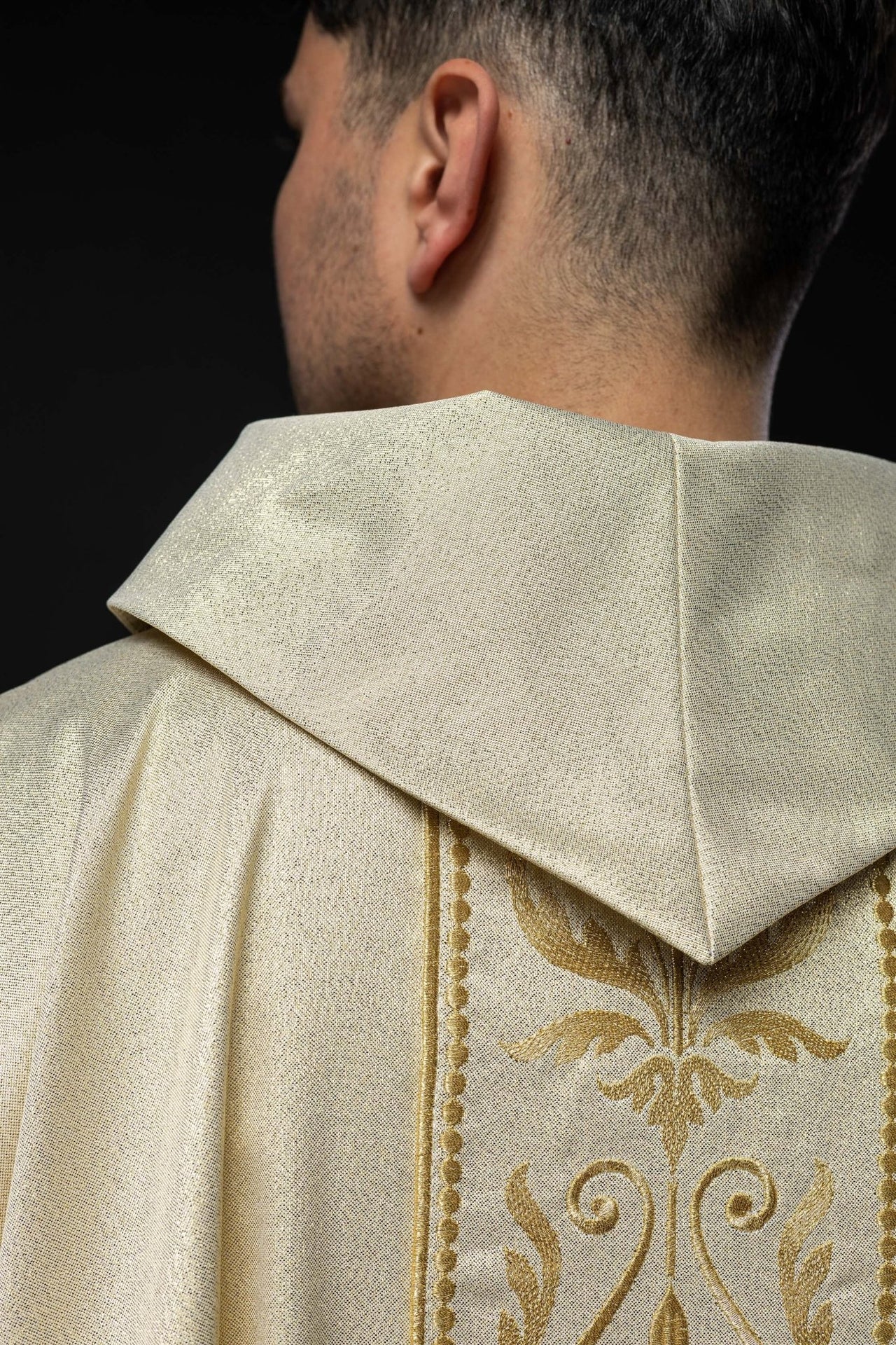 Ornat Liturgiczny Zdobiony Złotym Pasem Haftowanym - Alba.pl - alba.pl