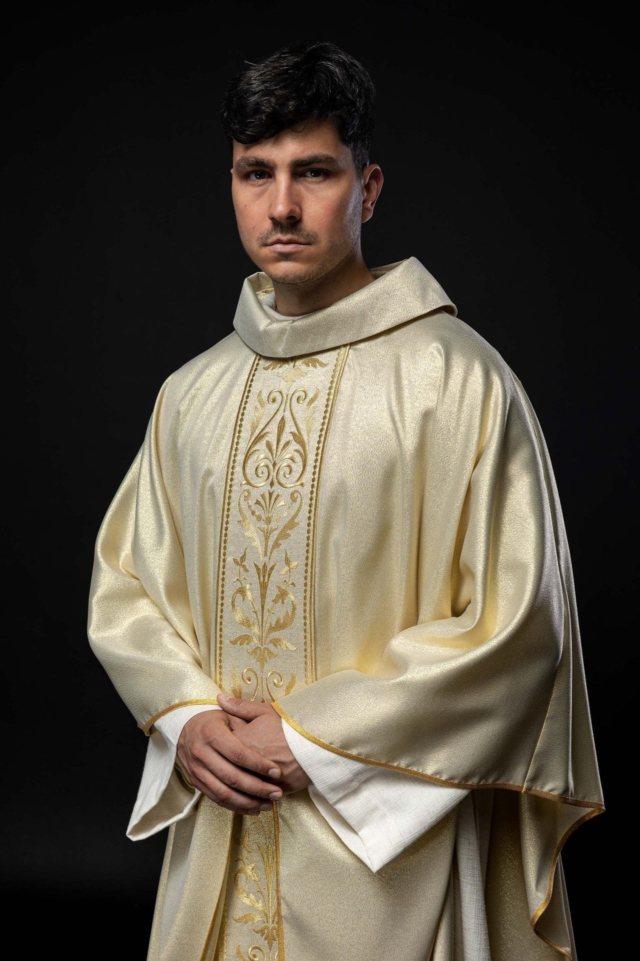 Ornat Liturgiczny Zdobiony Złotym Pasem Haftowanym - Alba.pl - alba.pl