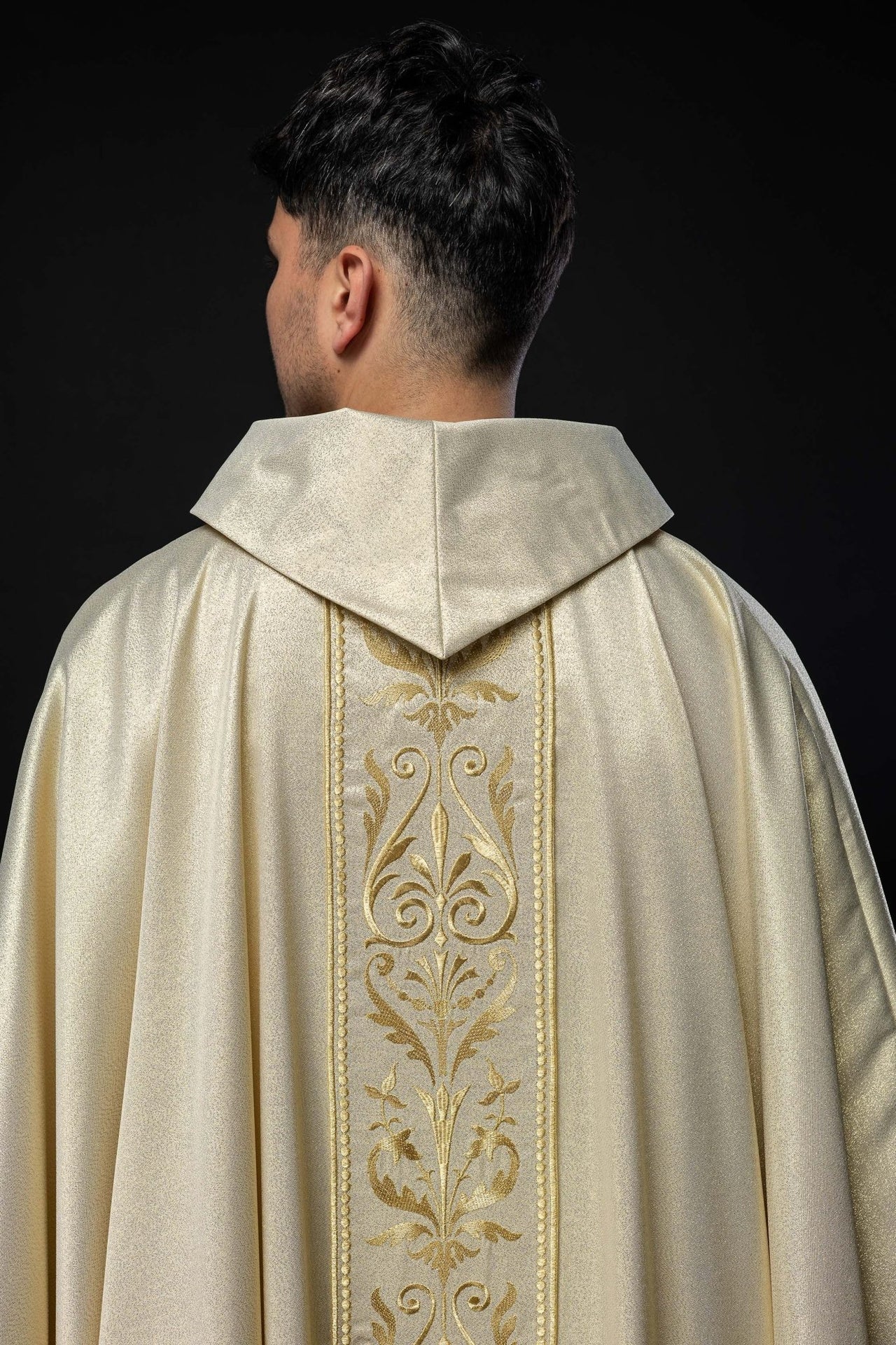 Ornat Liturgiczny Zdobiony Złotym Pasem Haftowanym - Alba.pl - alba.pl