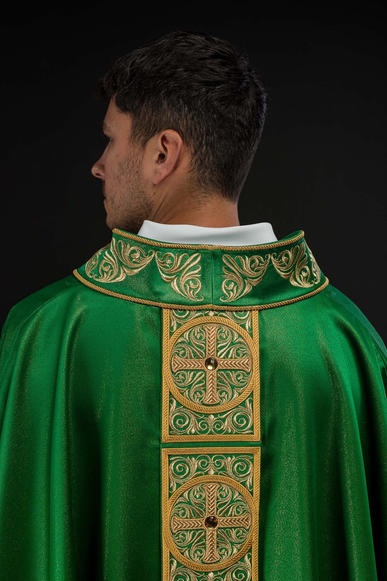 Ornat Liturgiczny Zielony Haftowany Kamieniami Fasetowanymi - alba.pl