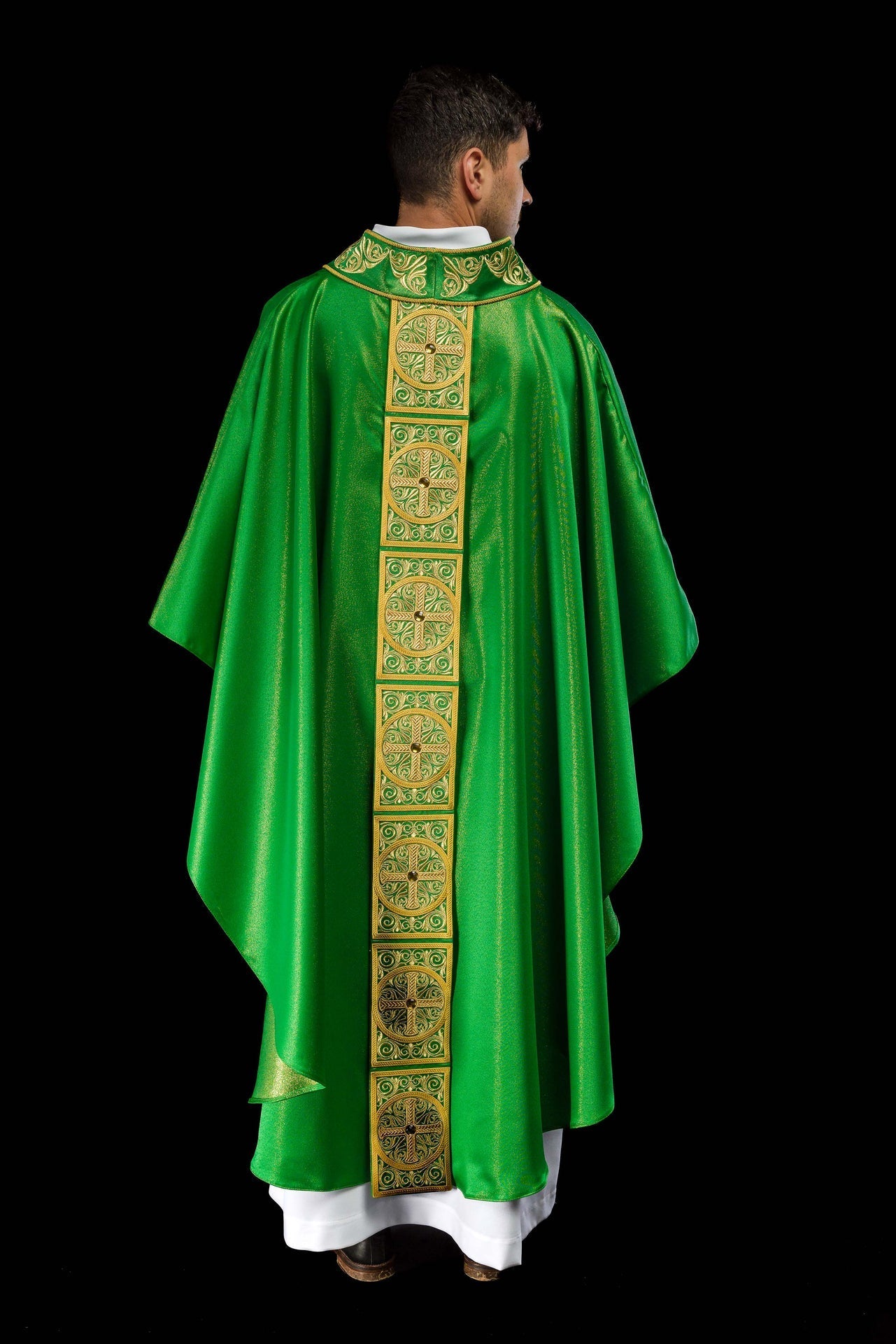 Ornat Liturgiczny Zielony Haftowany Kamieniami Fasetowanymi - alba.pl
