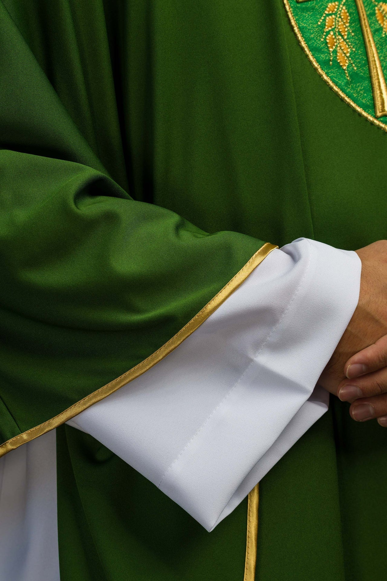Ornat Liturgiczny Zielony Haftowany Krzyżem - Dzianina Sacrolite - alba.pl