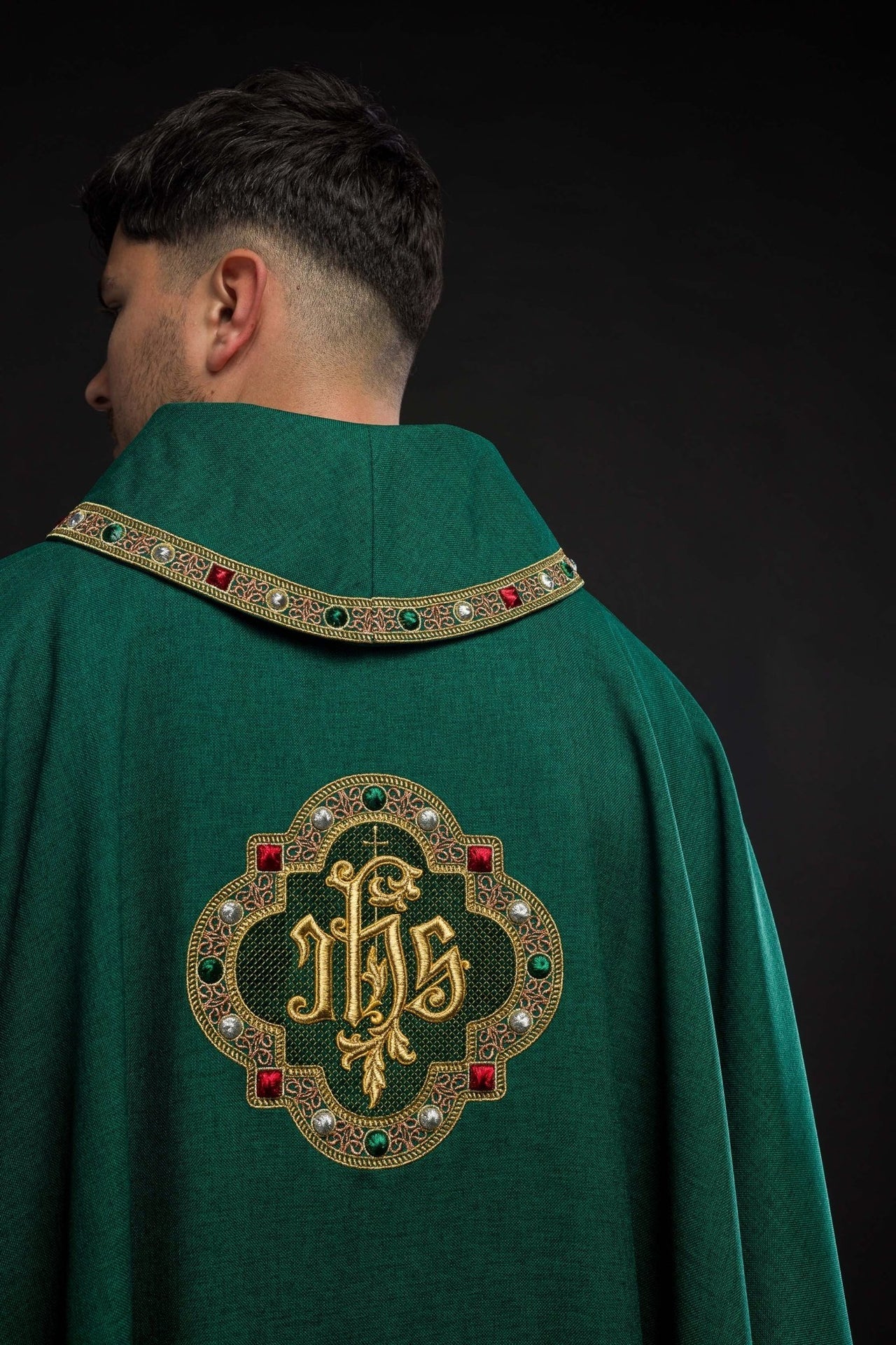 Ornat Liturgiczny Zielony IHS z Haftowaną Lamówką - alba.pl