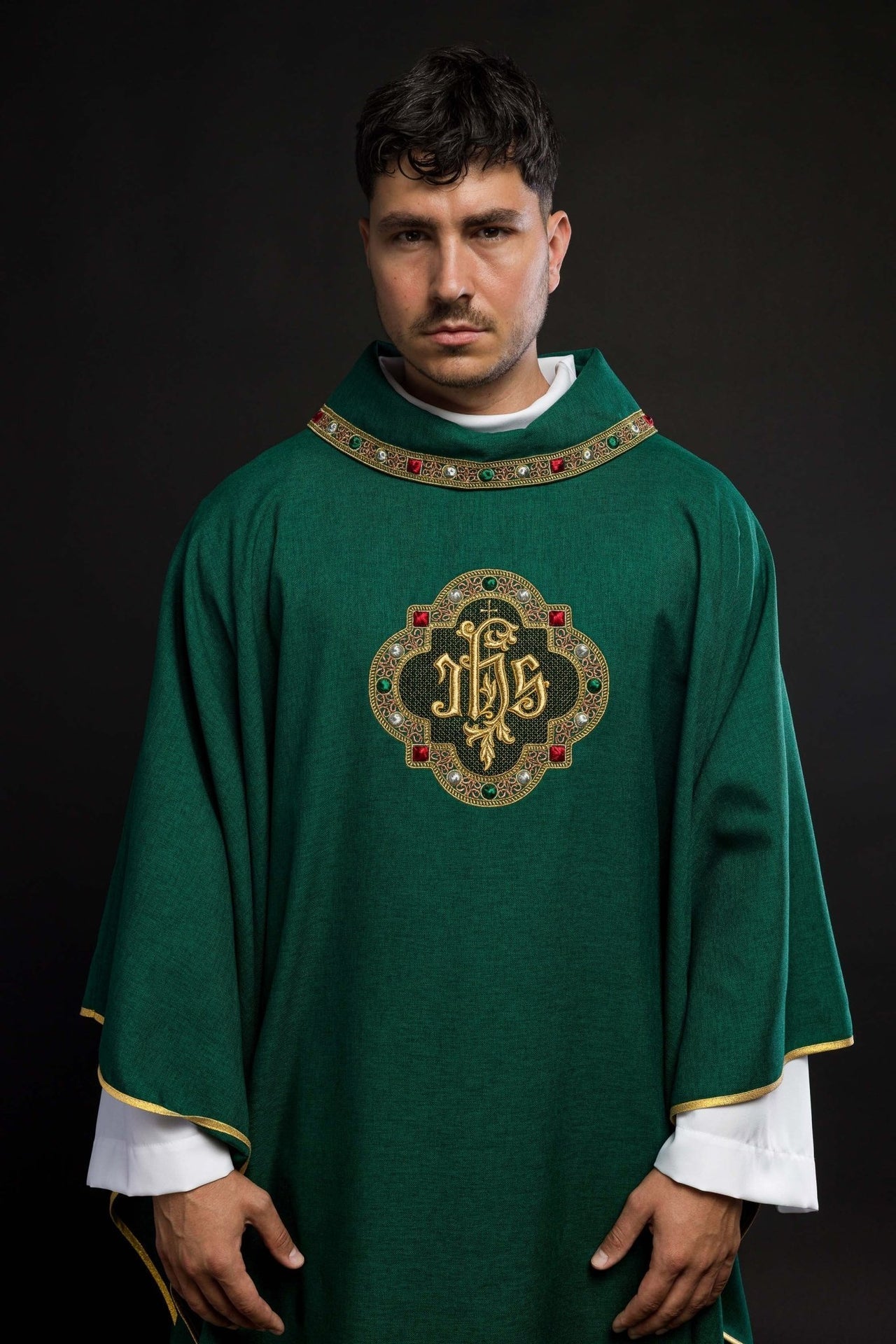 Ornat Liturgiczny Zielony IHS z Haftowaną Lamówką - alba.pl