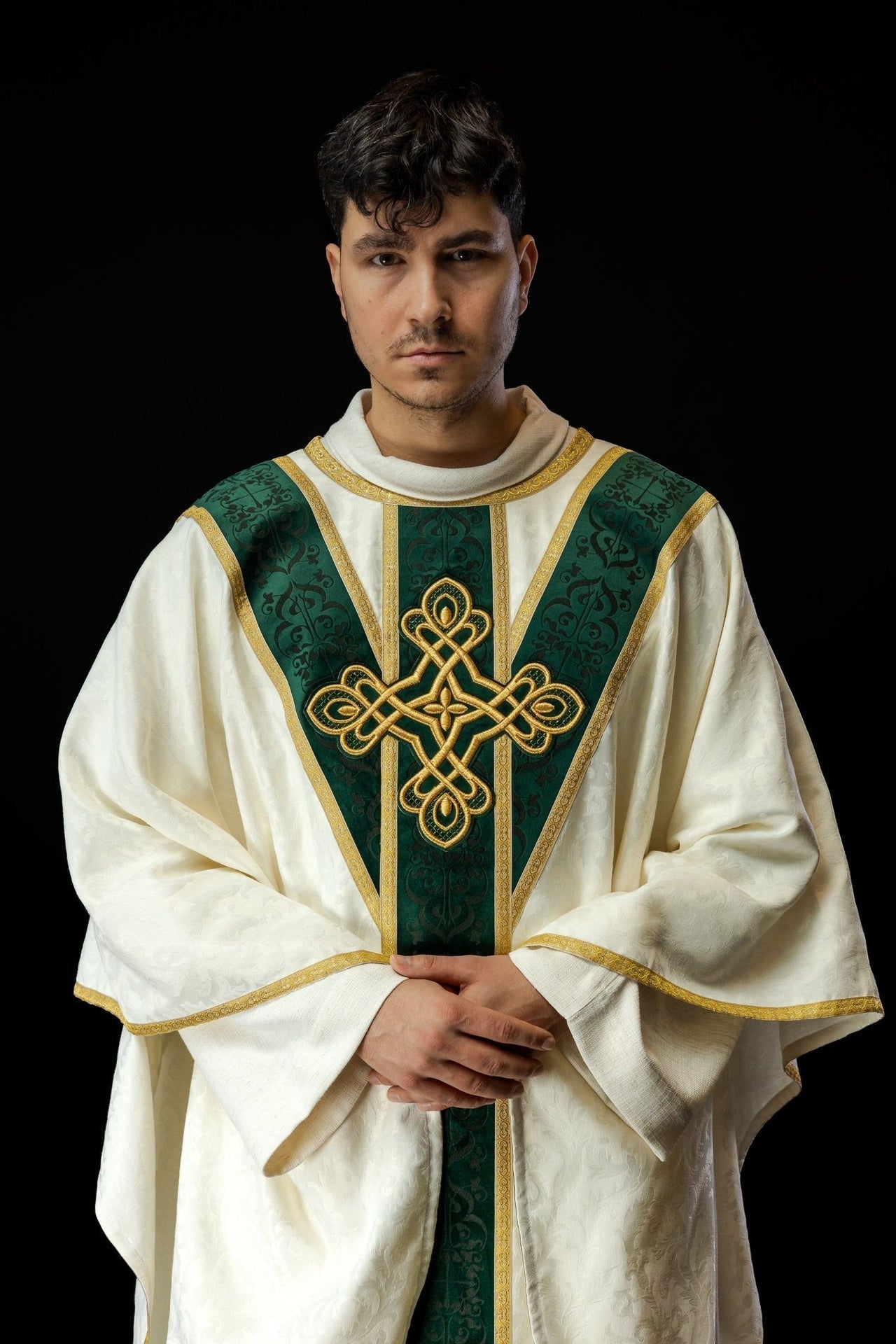 Ornat Liturgiczny Zielony z Aksamitnym Pasem i Złotym Krzyżem - alba.pl