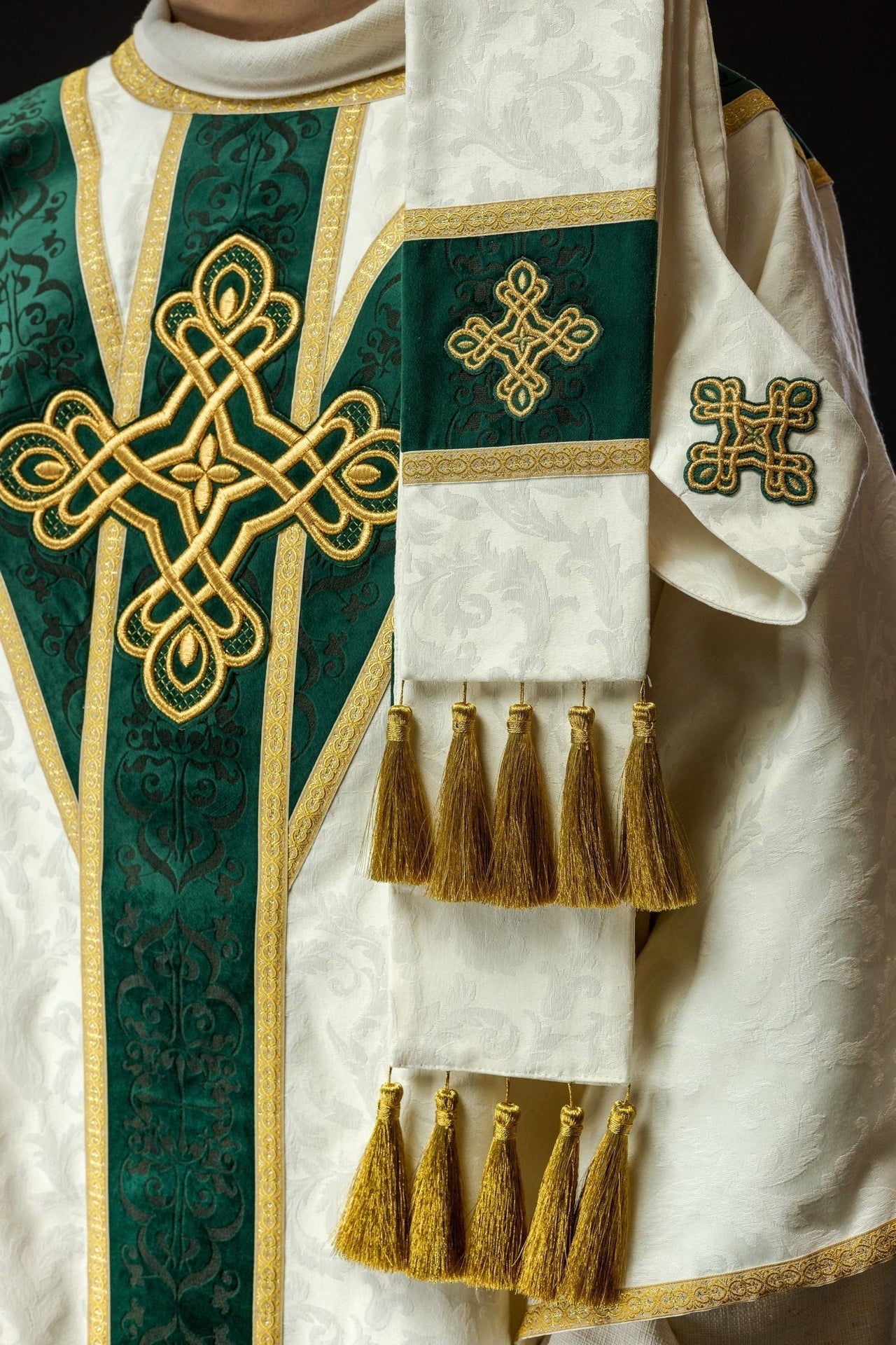 Ornat Liturgiczny Zielony z Aksamitnym Pasem i Złotym Krzyżem - alba.pl