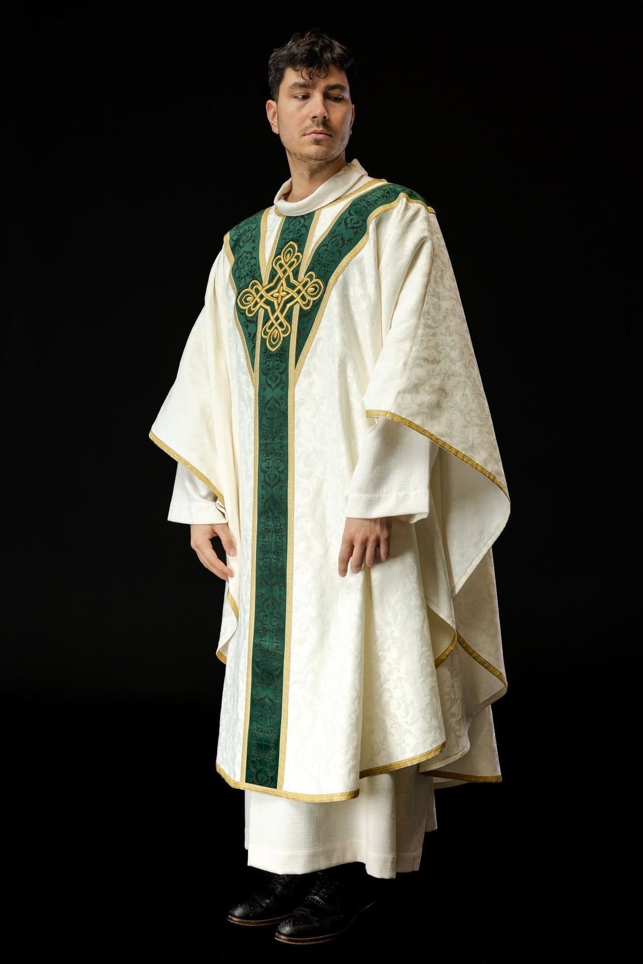 Ornat Liturgiczny Zielony z Aksamitnym Pasem i Złotym Krzyżem - alba.pl