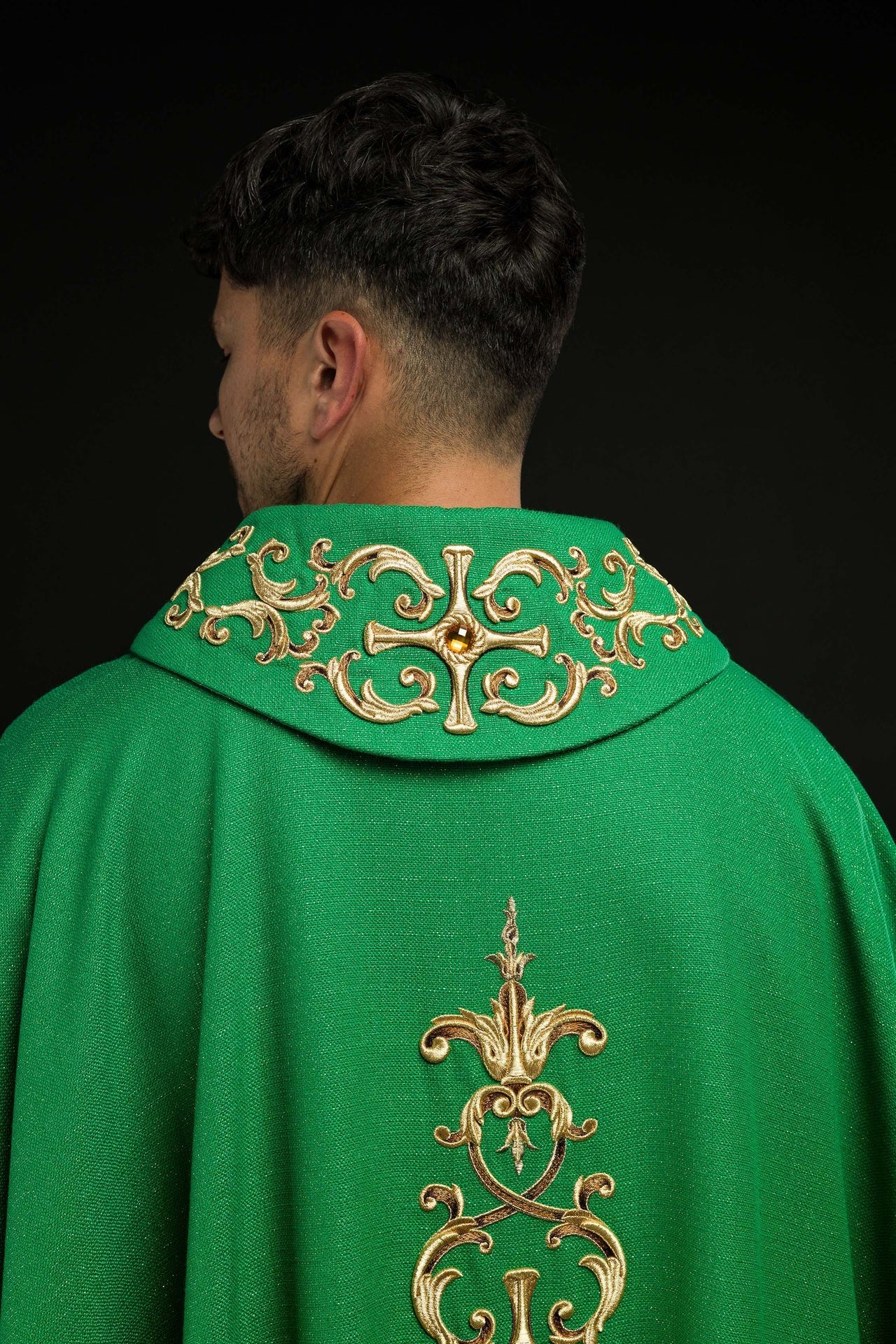 Ornat Liturgiczny Zielony z Haftem i Kamieniami Szlachetnymi - alba.pl