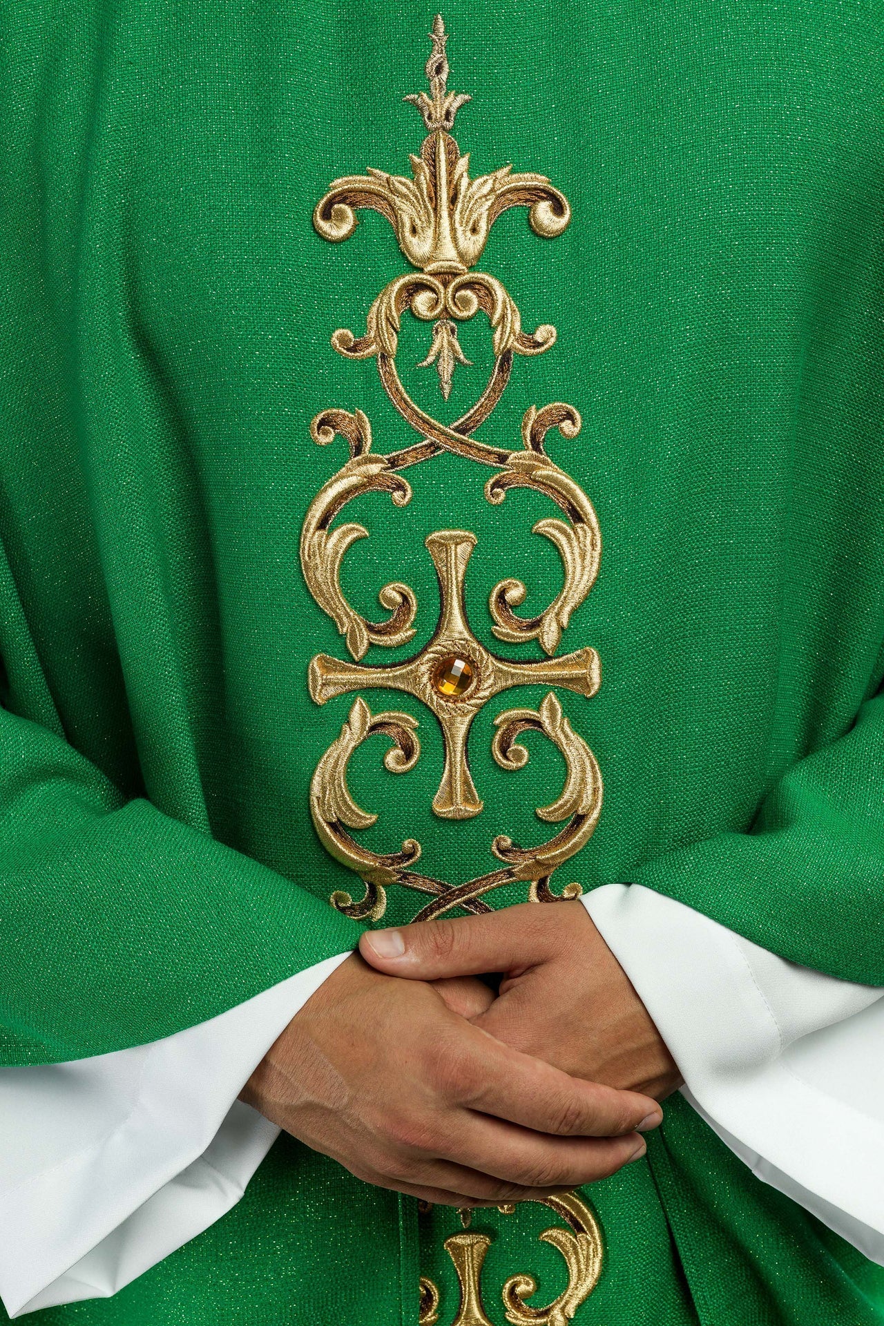 Ornat Liturgiczny Zielony z Haftem i Kamieniami Szlachetnymi - alba.pl