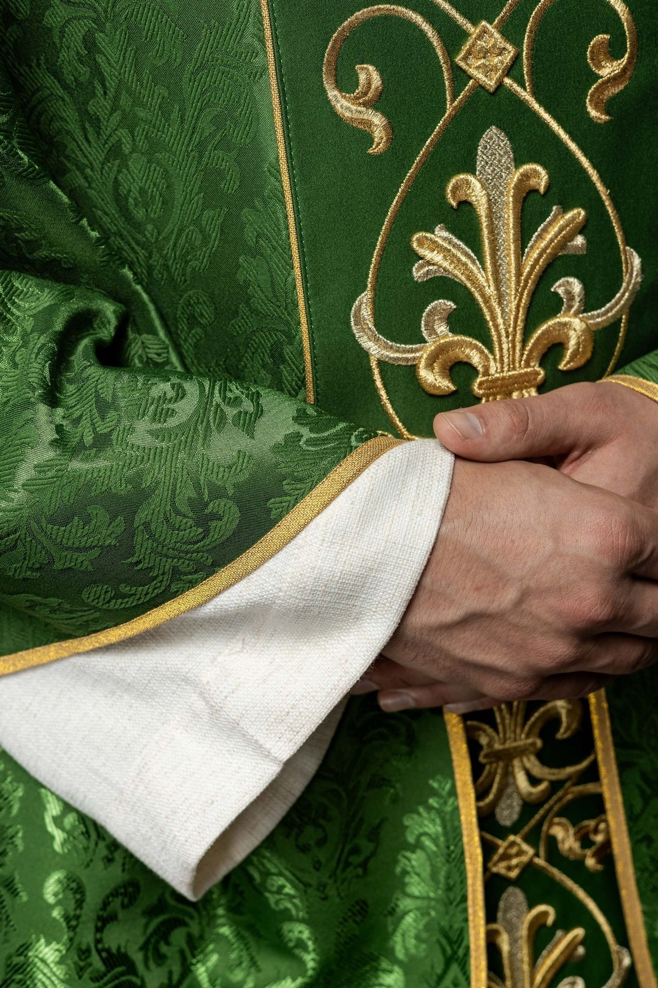 Ornat Liturgiczny Zielony z Haftem IHS i Ozdobnym Pasem - alba.pl