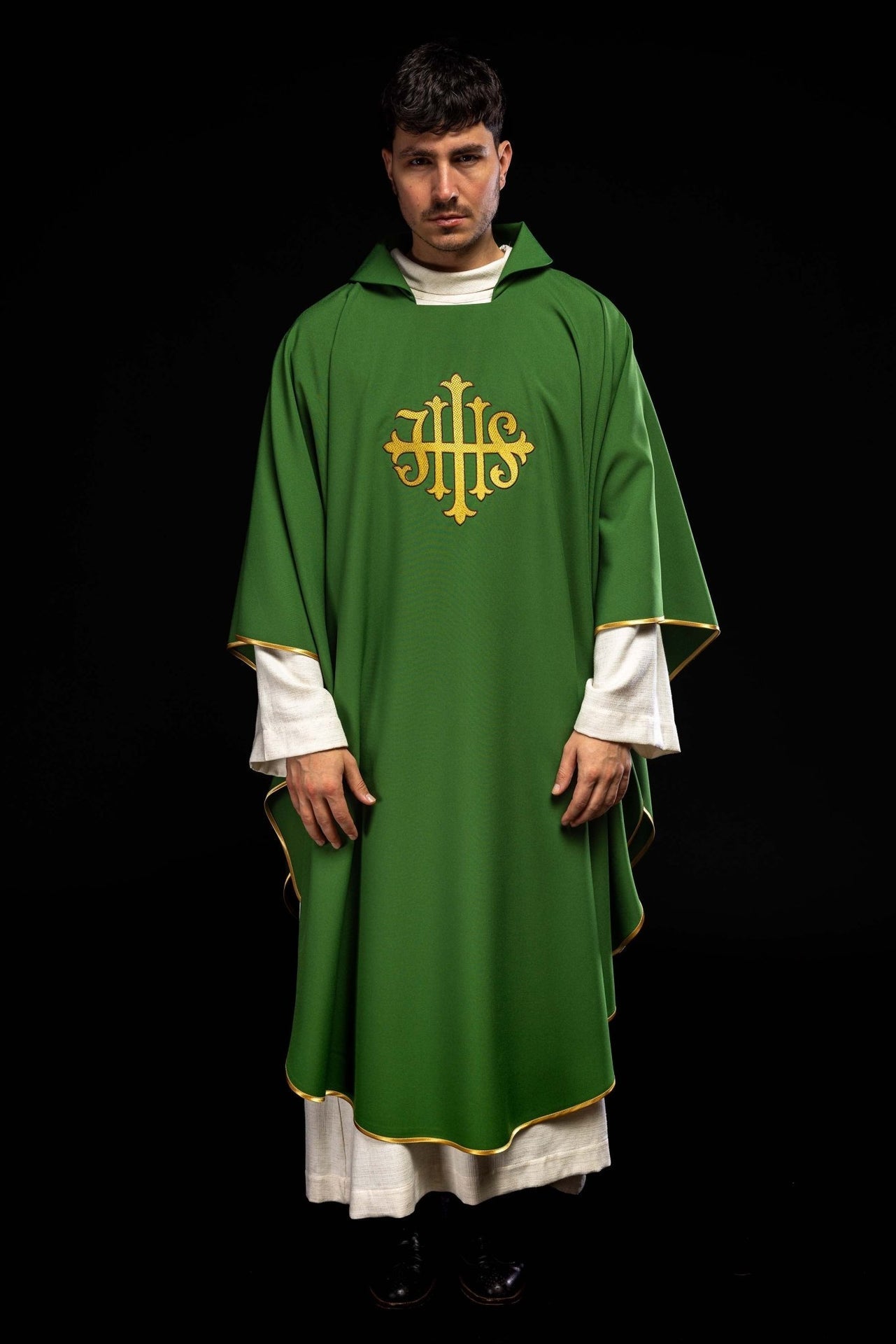 Ornat Liturgiczny Zielony z Haftem JHS i Szerokim Kołnierzem - alba.pl
