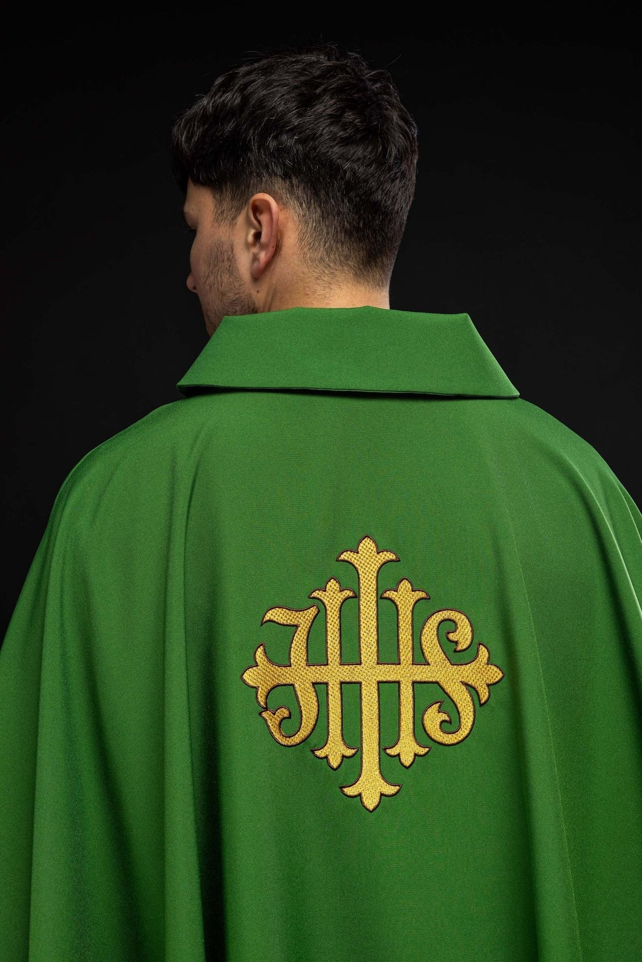 Ornat Liturgiczny Zielony z Haftem JHS i Szerokim Kołnierzem - alba.pl