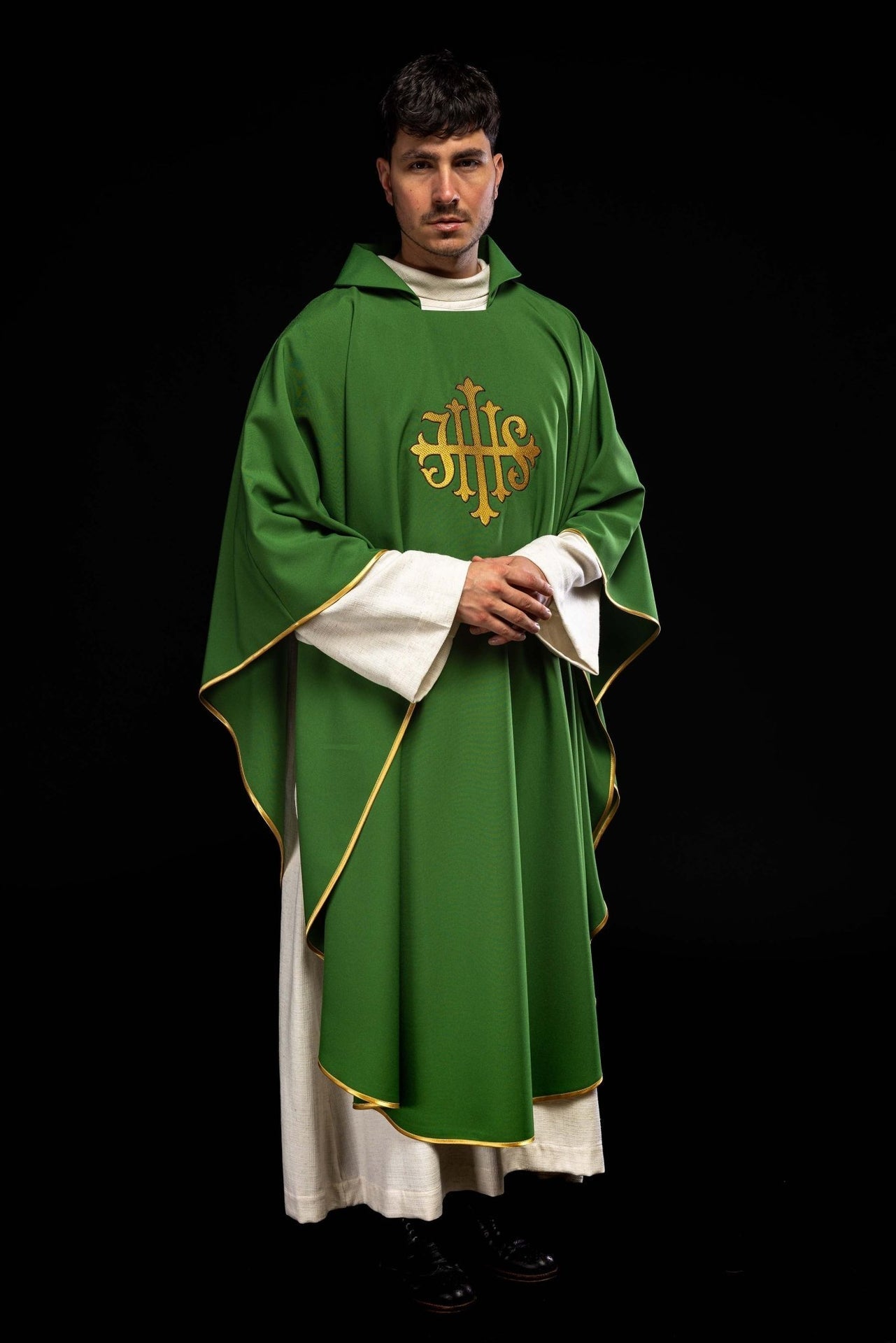 Ornat Liturgiczny Zielony z Haftem JHS i Szerokim Kołnierzem - alba.pl