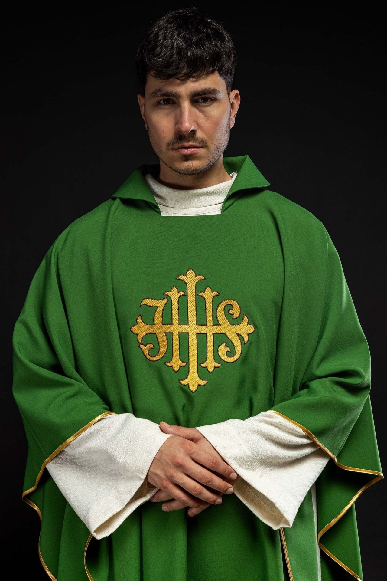 Ornat Liturgiczny Zielony z Haftem JHS i Szerokim Kołnierzem - alba.pl