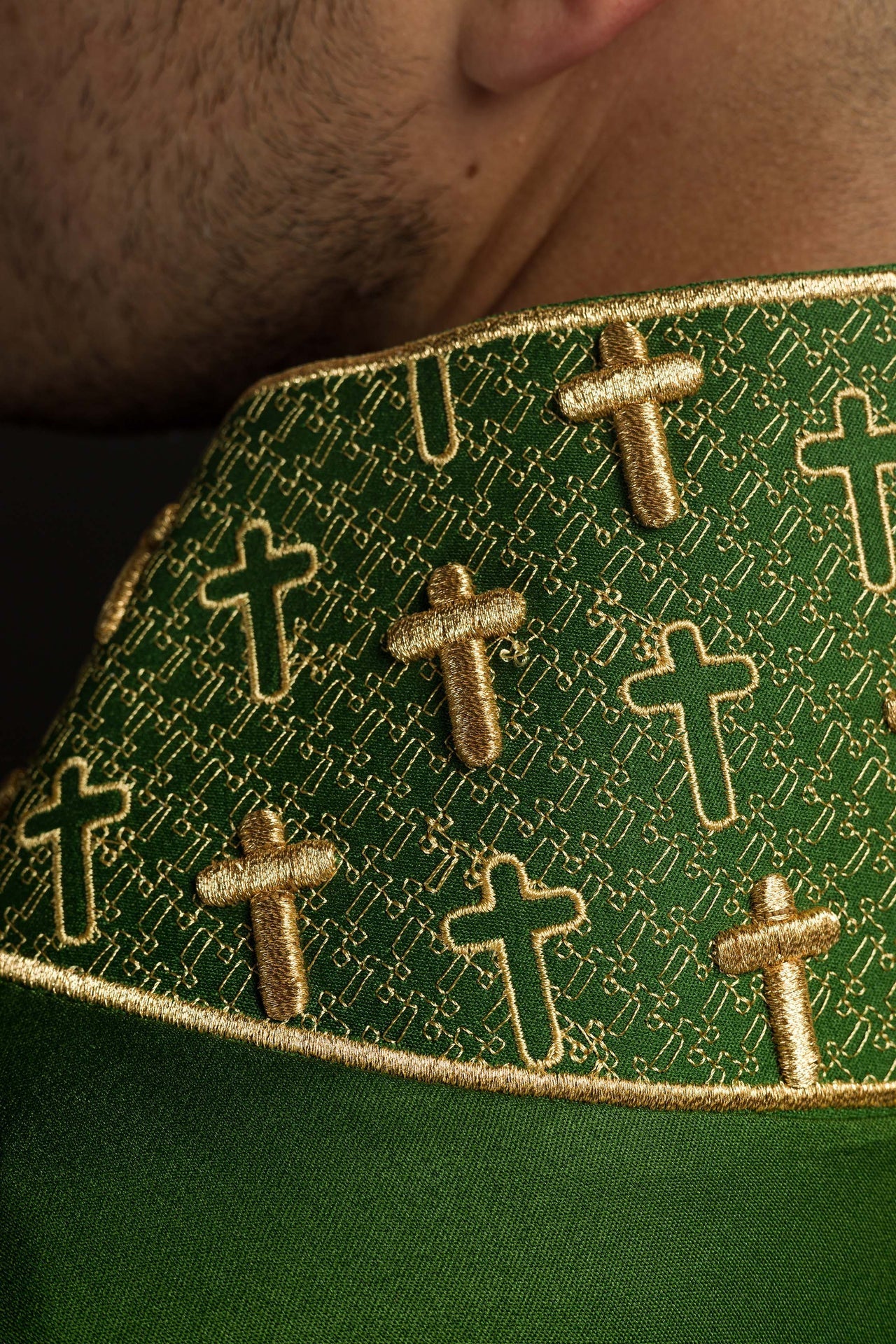 Ornat Liturgiczny Zielony z Haftowanym Krzyżem i Kołnierzem - alba.pl