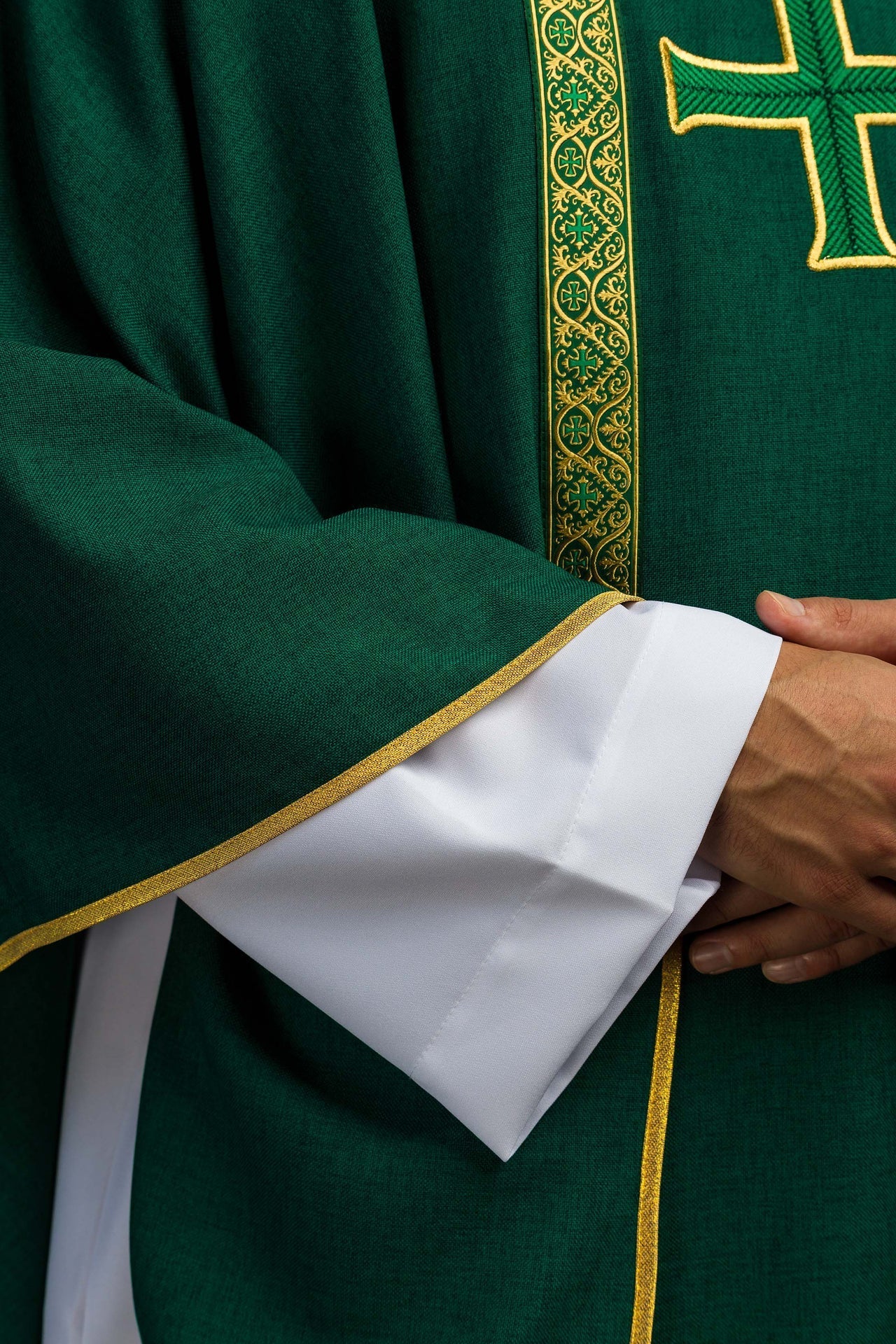 Ornat liturgiczny zielony z haftowanym krzyżem i taśmami żakardowymi - alba.pl