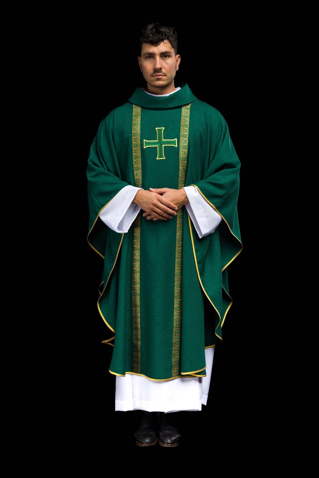 Ornat liturgiczny zielony z haftowanym krzyżem i taśmami żakardowymi - alba.pl