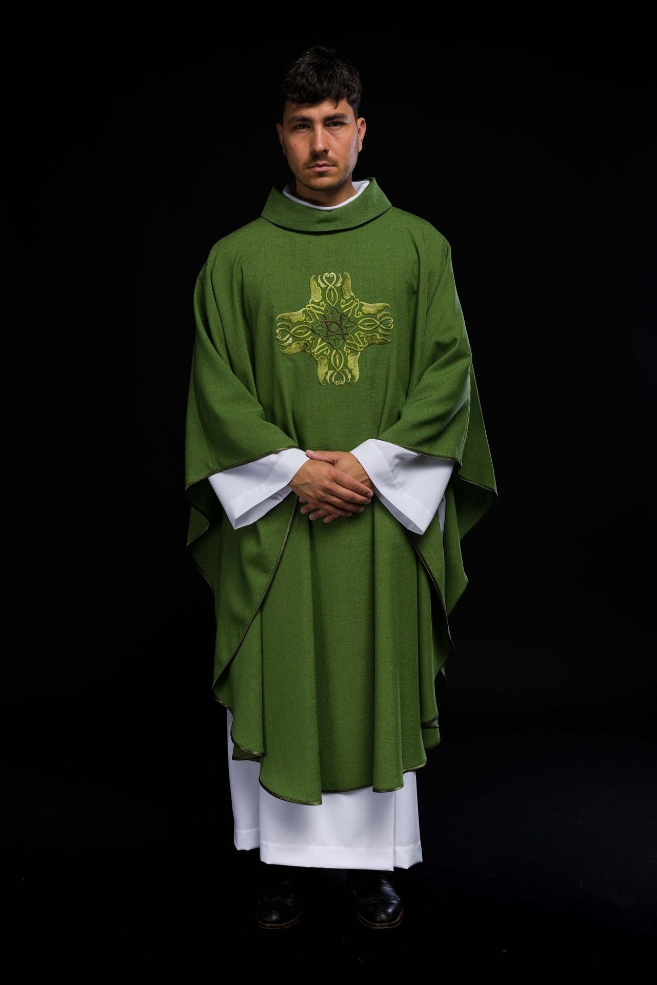 Ornat Liturgiczny Zielony z Haftowanym Krzyżem i Złotą Lamówką - alba.pl