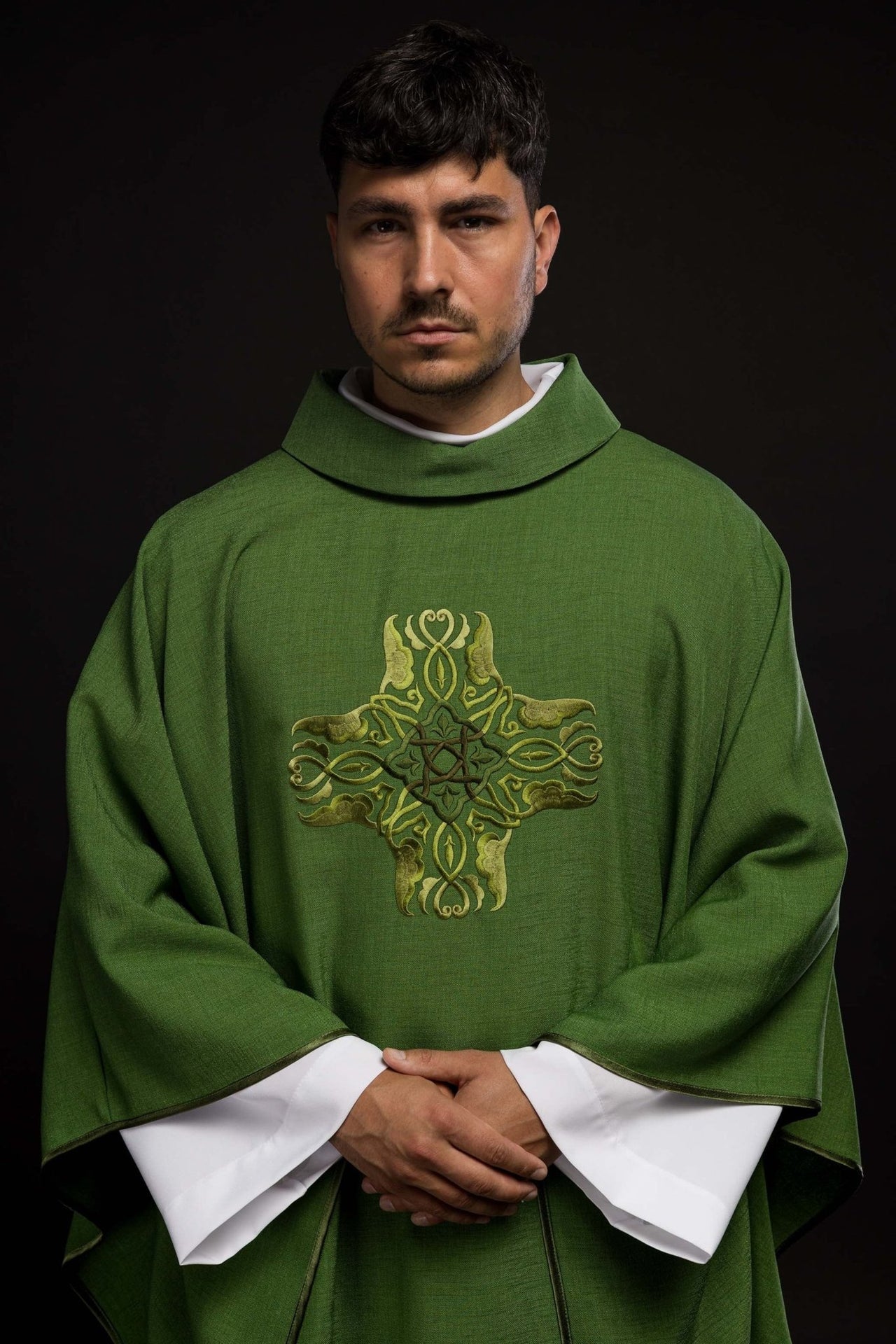 Ornat Liturgiczny Zielony z Haftowanym Krzyżem i Złotą Lamówką - alba.pl