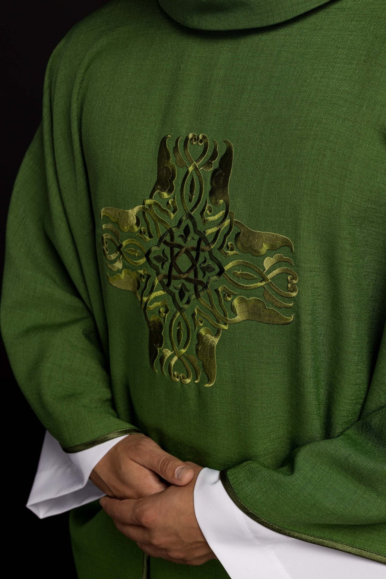 Ornat Liturgiczny Zielony z Haftowanym Krzyżem i Złotą Lamówką - alba.pl