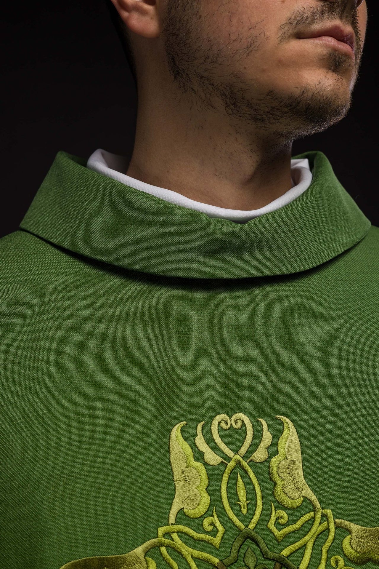 Ornat Liturgiczny Zielony z Haftowanym Krzyżem i Złotą Lamówką - alba.pl