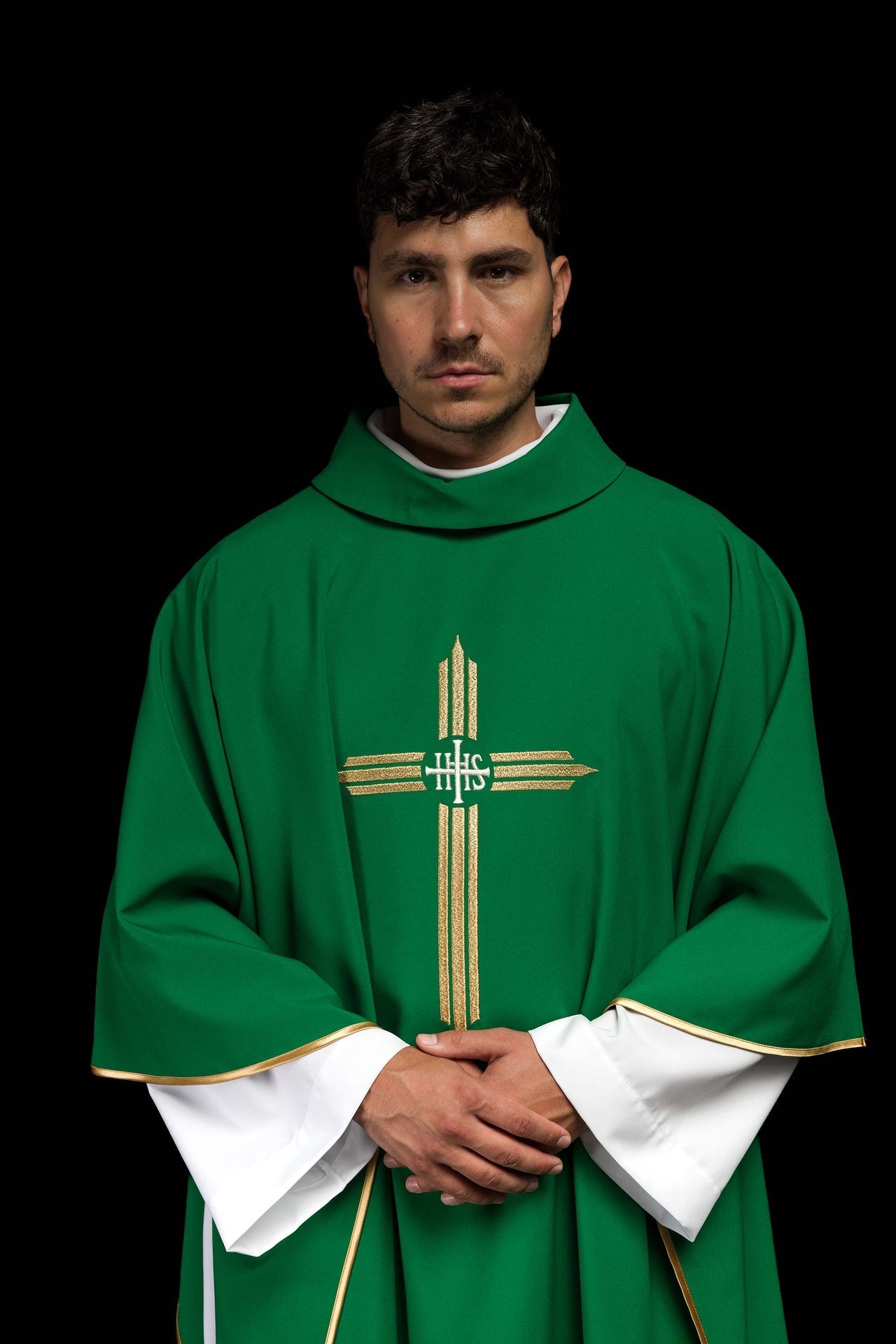 Ornat Liturgiczny Zielony z Haftowanym Krzyżem IHS i Złotą Lamówką - alba.pl