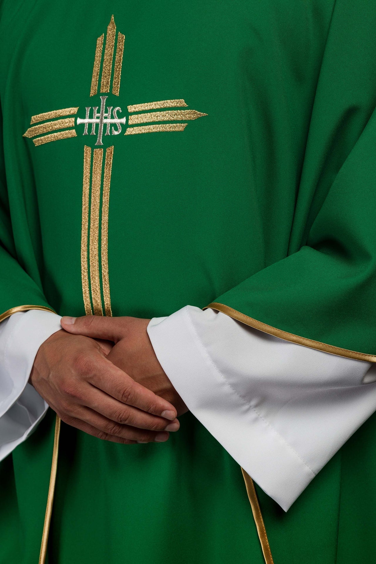 Ornat Liturgiczny Zielony z Haftowanym Krzyżem IHS i Złotą Lamówką - alba.pl