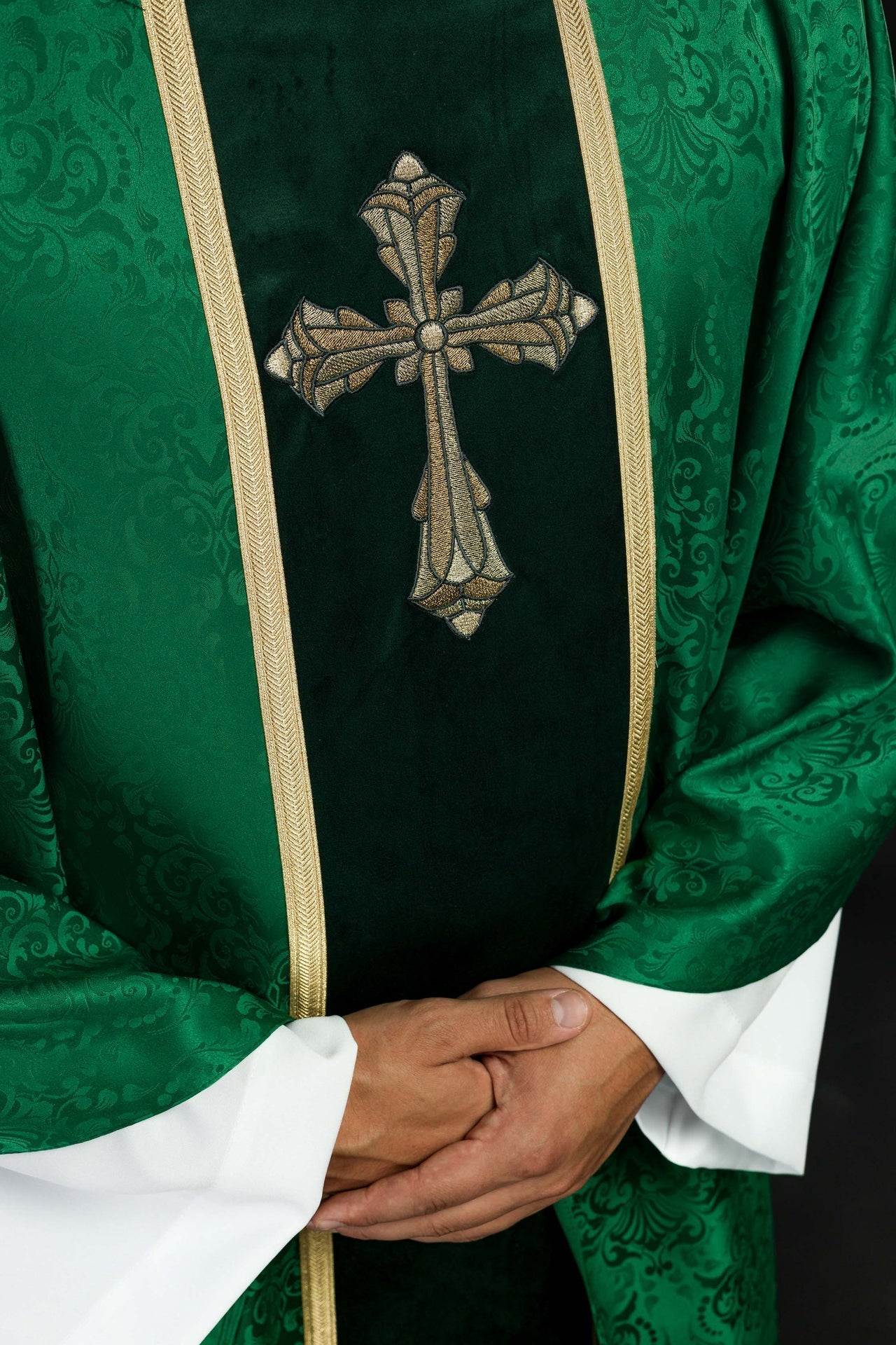 Ornat Liturgiczny Zielony z Haftowanym Krzyżem na Żakardzie - alba.pl