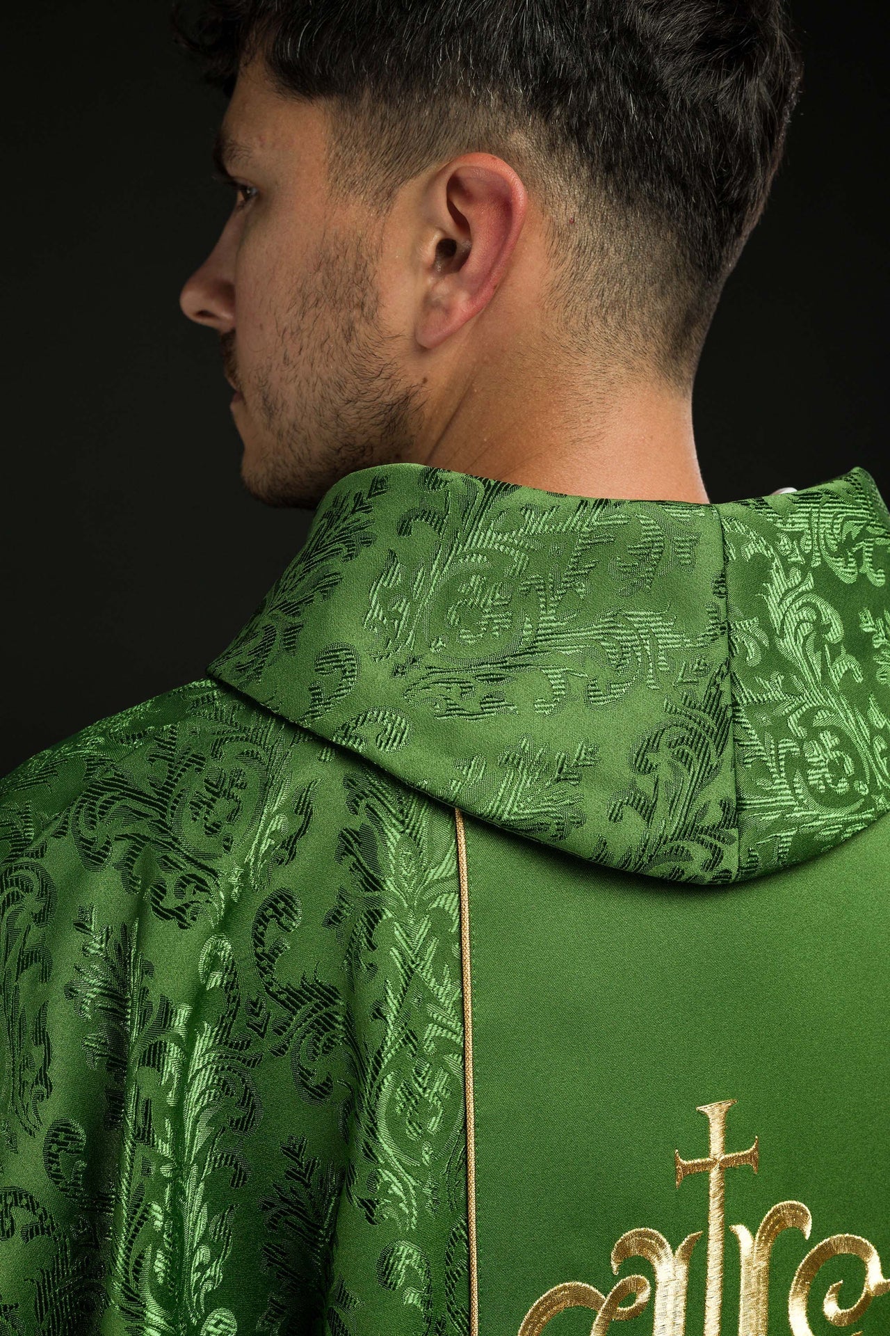 Ornat Liturgiczny Zielony z Haftowanym Złotem IHS i Stułą - alba.pl