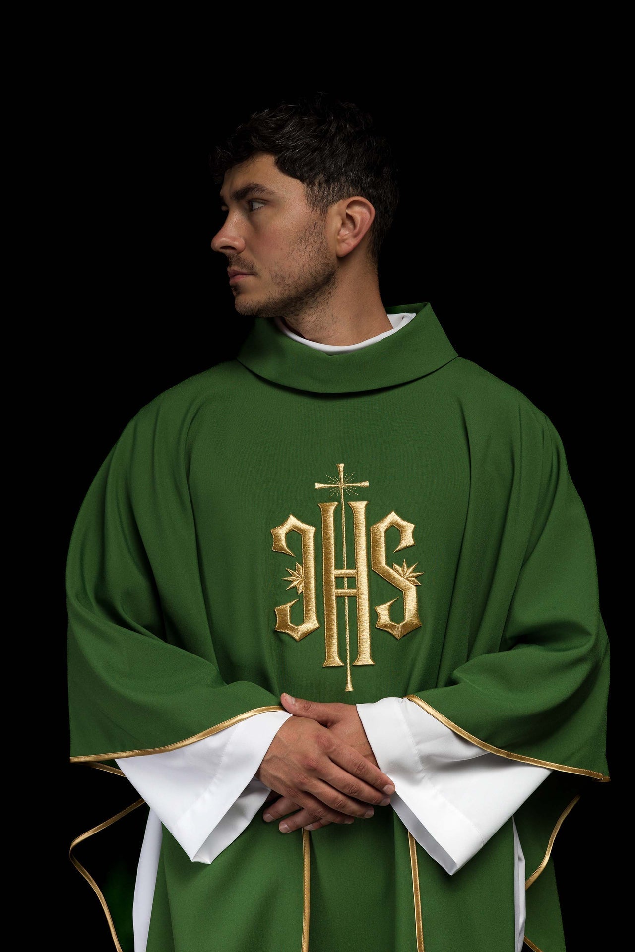 Ornat Liturgiczny Zielony z Haftowanym Złotym Symbolem IHS - alba.pl