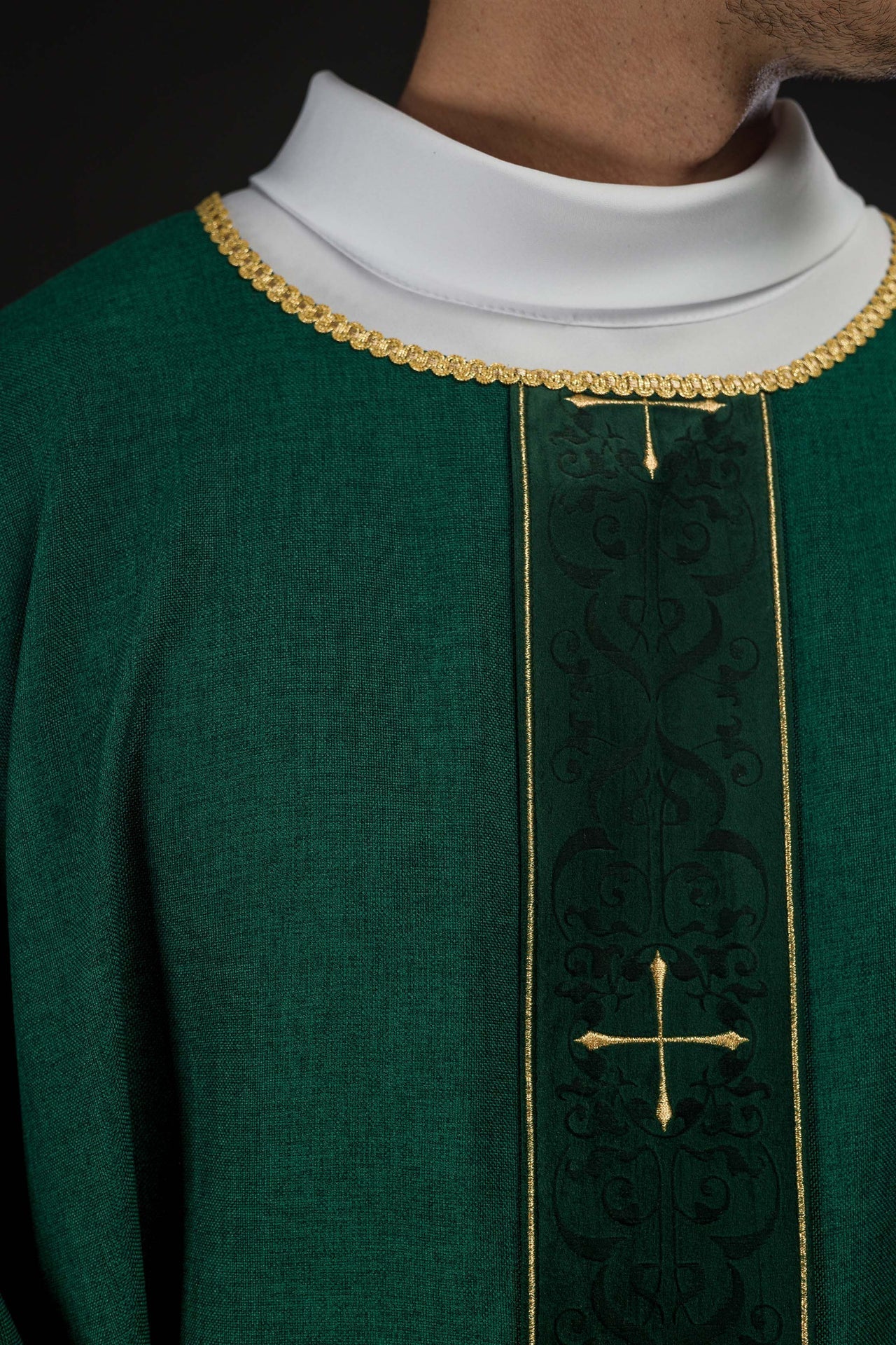 Ornat Liturgiczny Zielony z Haftowanymi Krzyżami - Elegancki i Dostojny - alba.pl