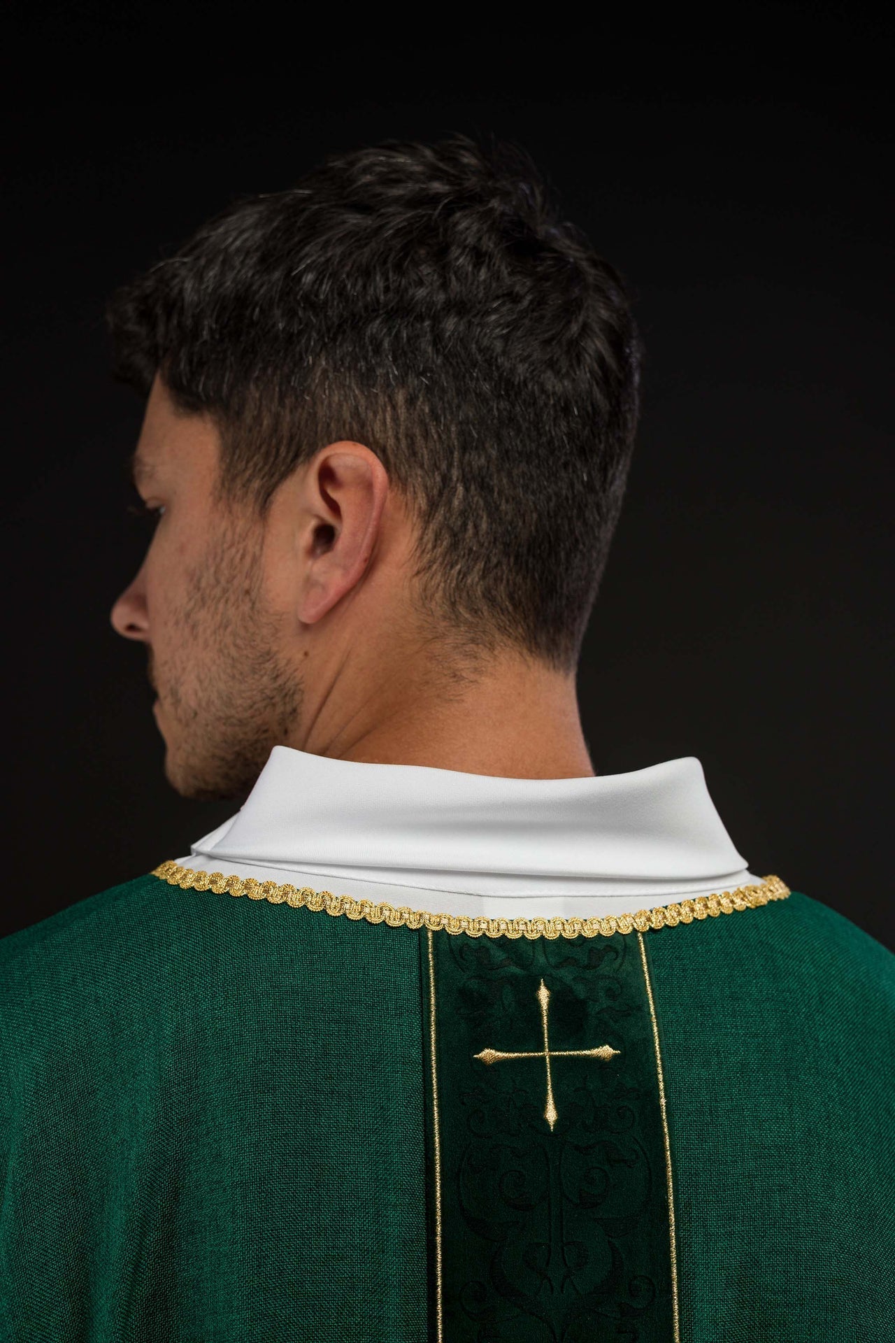 Ornat Liturgiczny Zielony z Haftowanymi Krzyżami - Elegancki i Dostojny - alba.pl