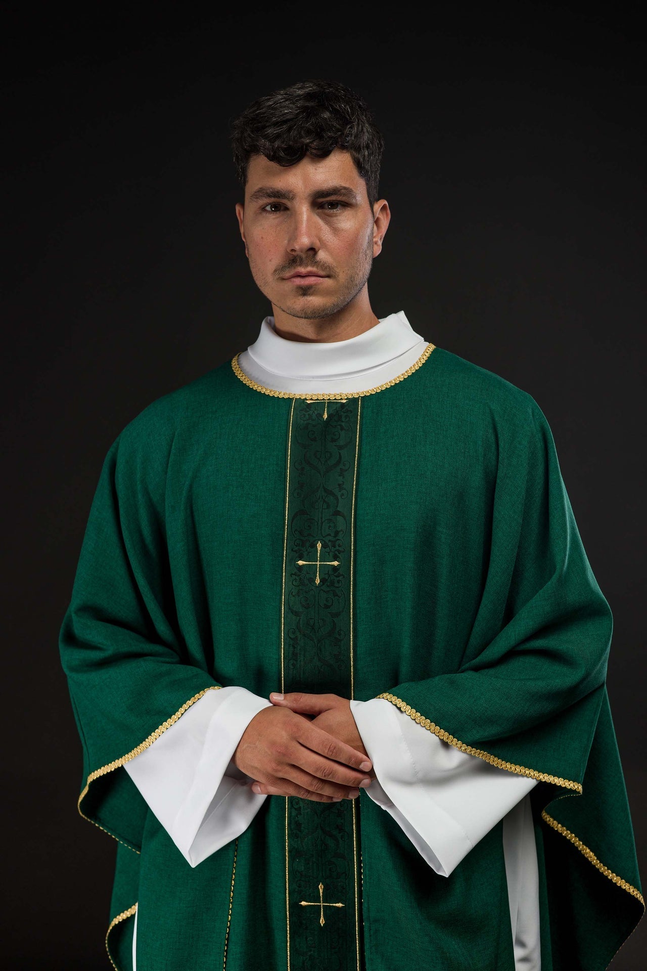 Ornat Liturgiczny Zielony z Haftowanymi Krzyżami - Elegancki i Dostojny - alba.pl