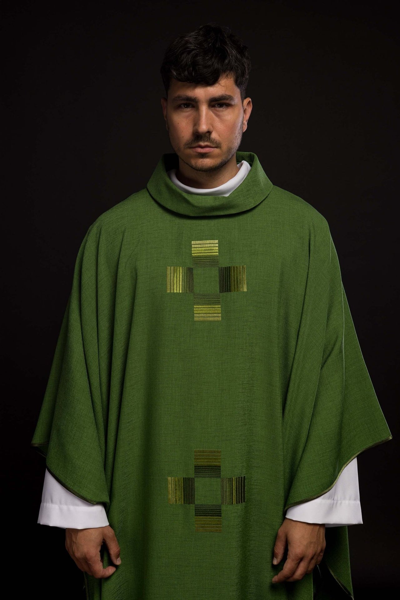 Ornat Liturgiczny Zielony z Haftowanymi Krzyżami i Srebrną Lamówką - alba.pl
