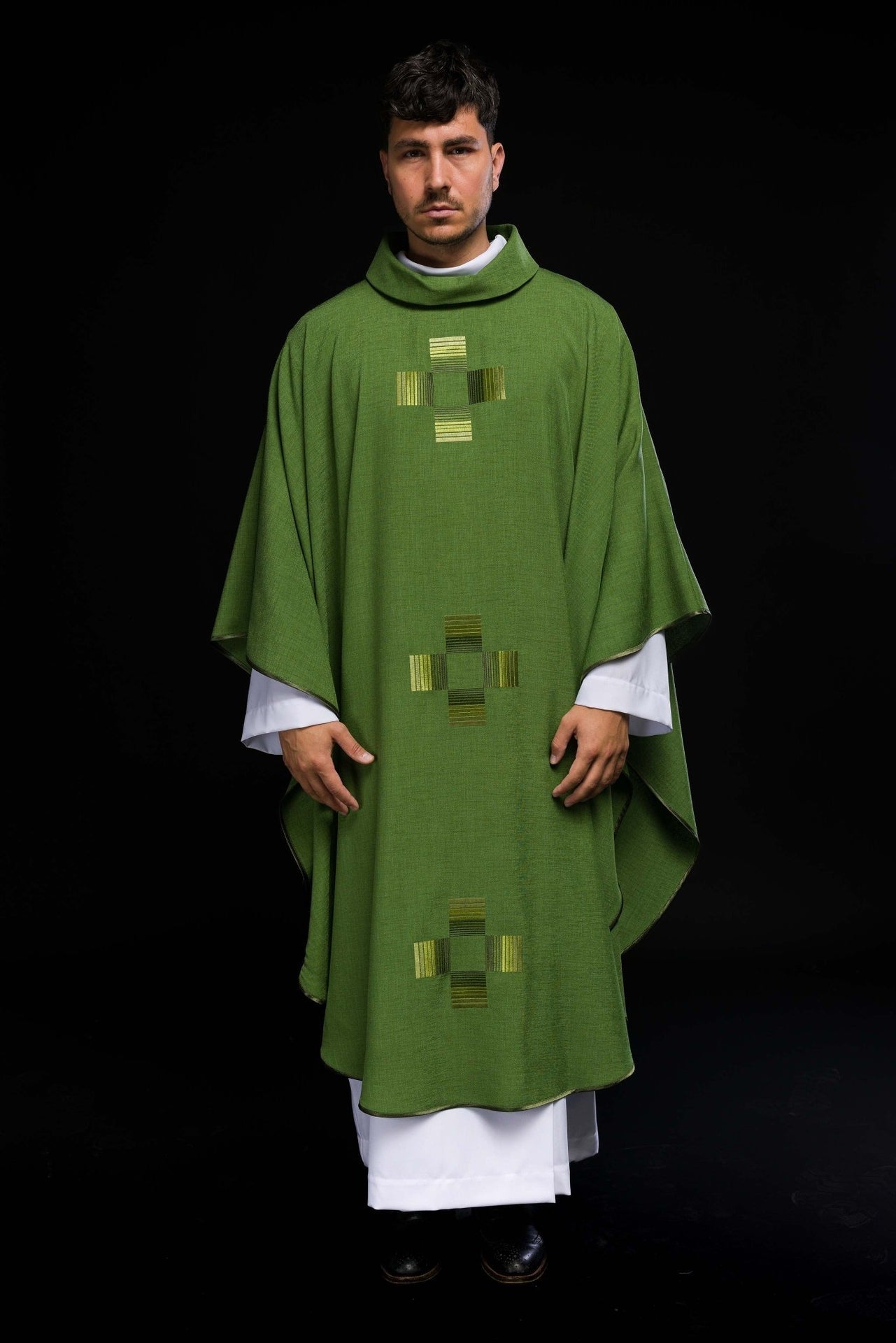 Ornat Liturgiczny Zielony z Haftowanymi Krzyżami i Srebrną Lamówką - alba.pl