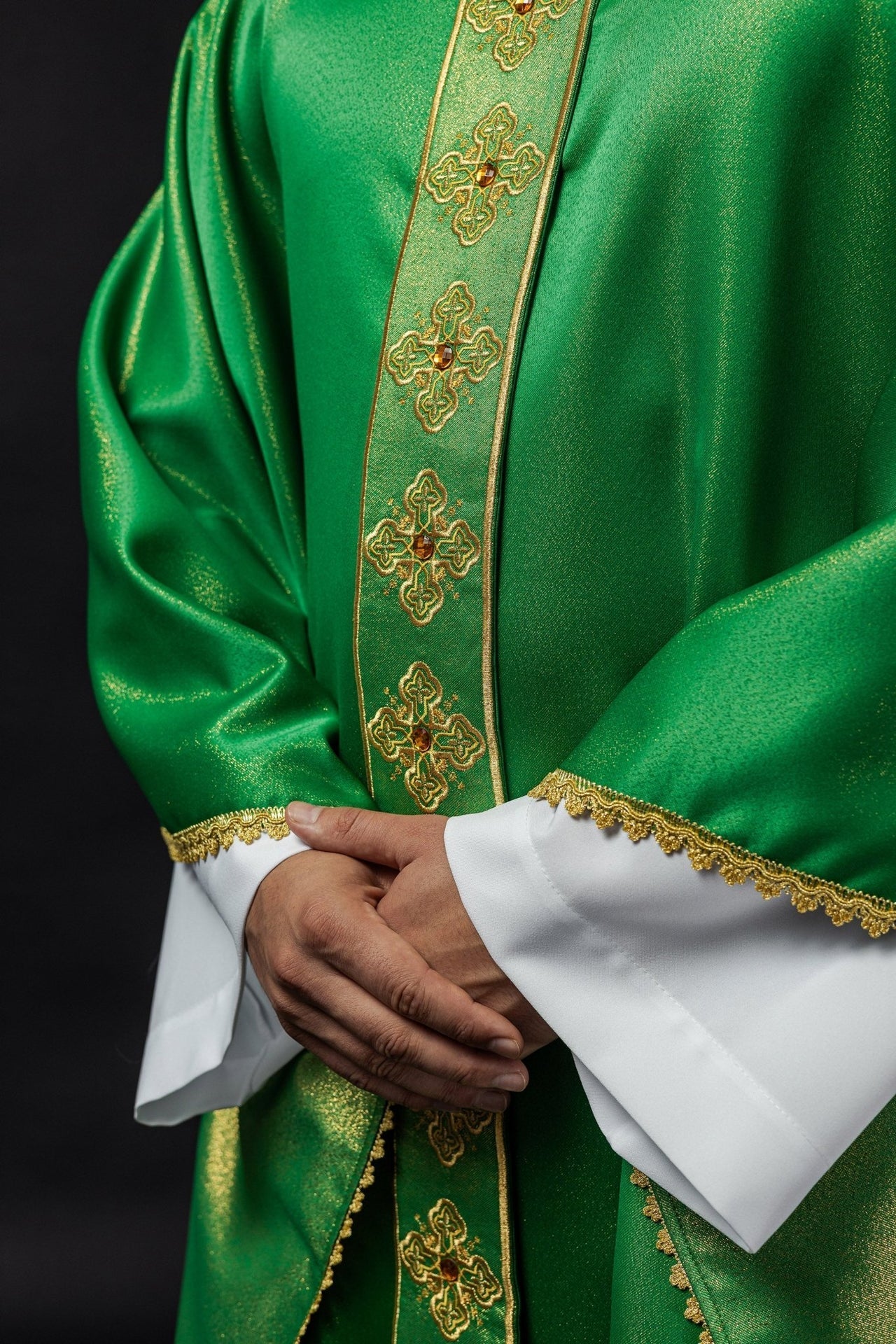 Ornat Liturgiczny Zielony Zdobiony Kamieniami i Haftem Krzyży - alba.pl