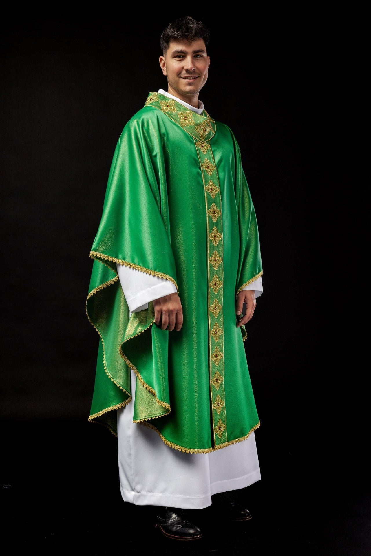 Ornat Liturgiczny Zielony Zdobiony Kamieniami i Haftem Krzyży - alba.pl