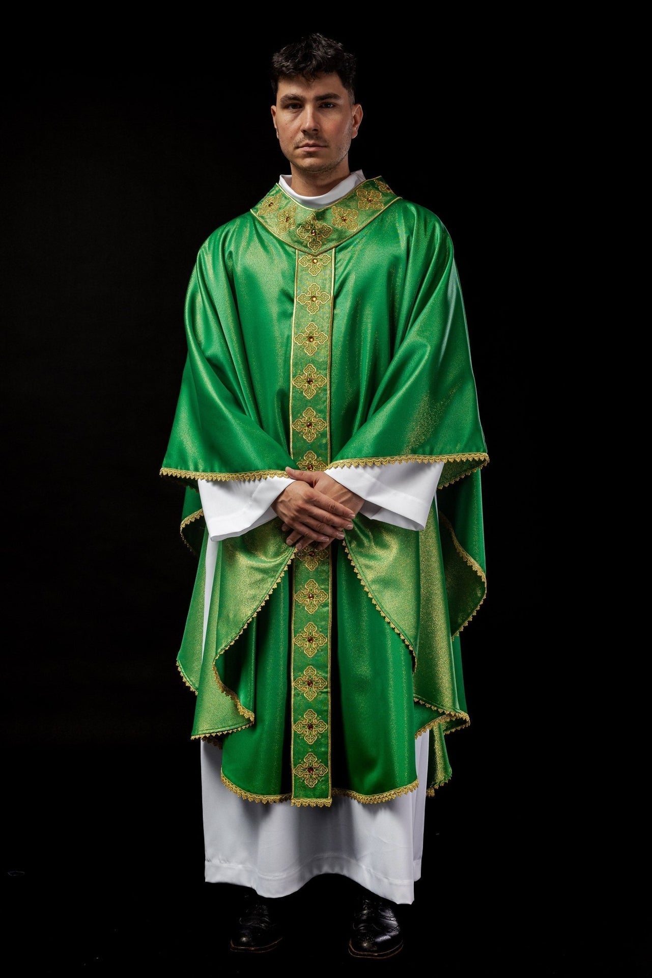 Ornat Liturgiczny Zielony Zdobiony Kamieniami i Haftem Krzyży - alba.pl