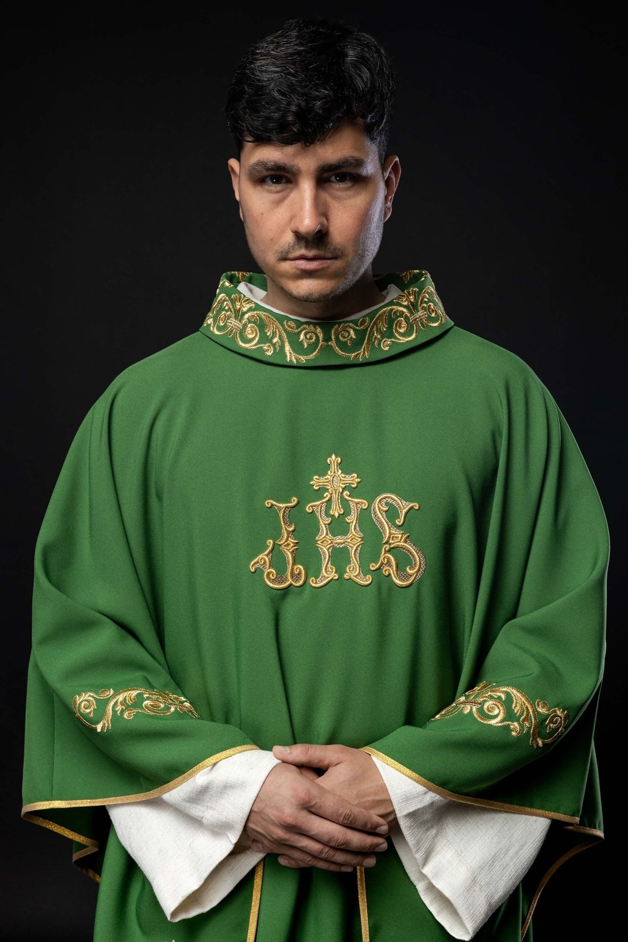 Ornat Liturgiczny Zielony ze Złotym Haftem IHS - Elegancki - alba.pl