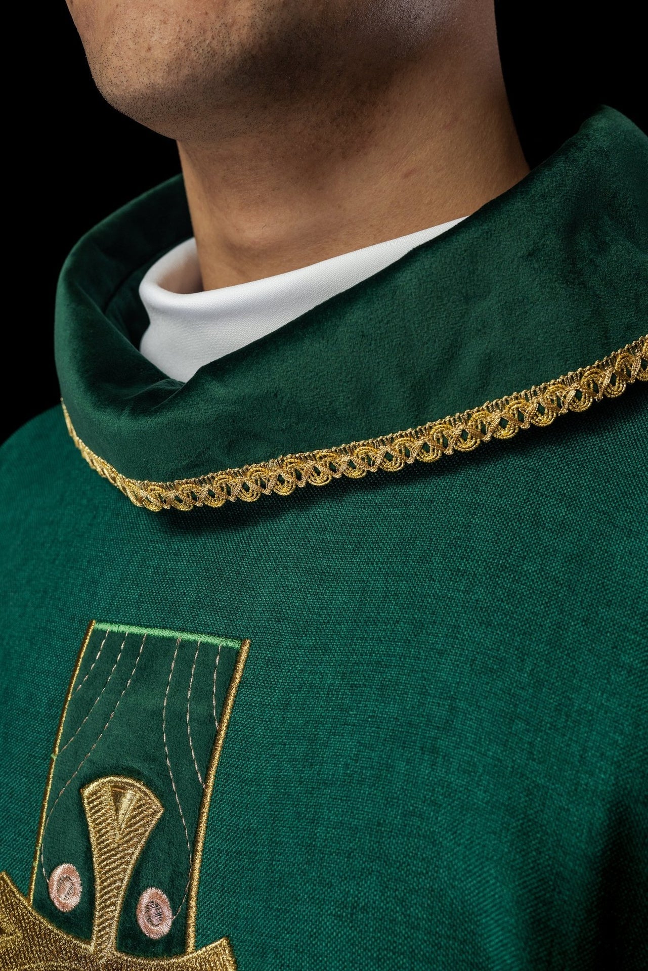 Ornat Liturgiczny Zielony ze Złotymi Krzyżami i Lamówką - alba.pl